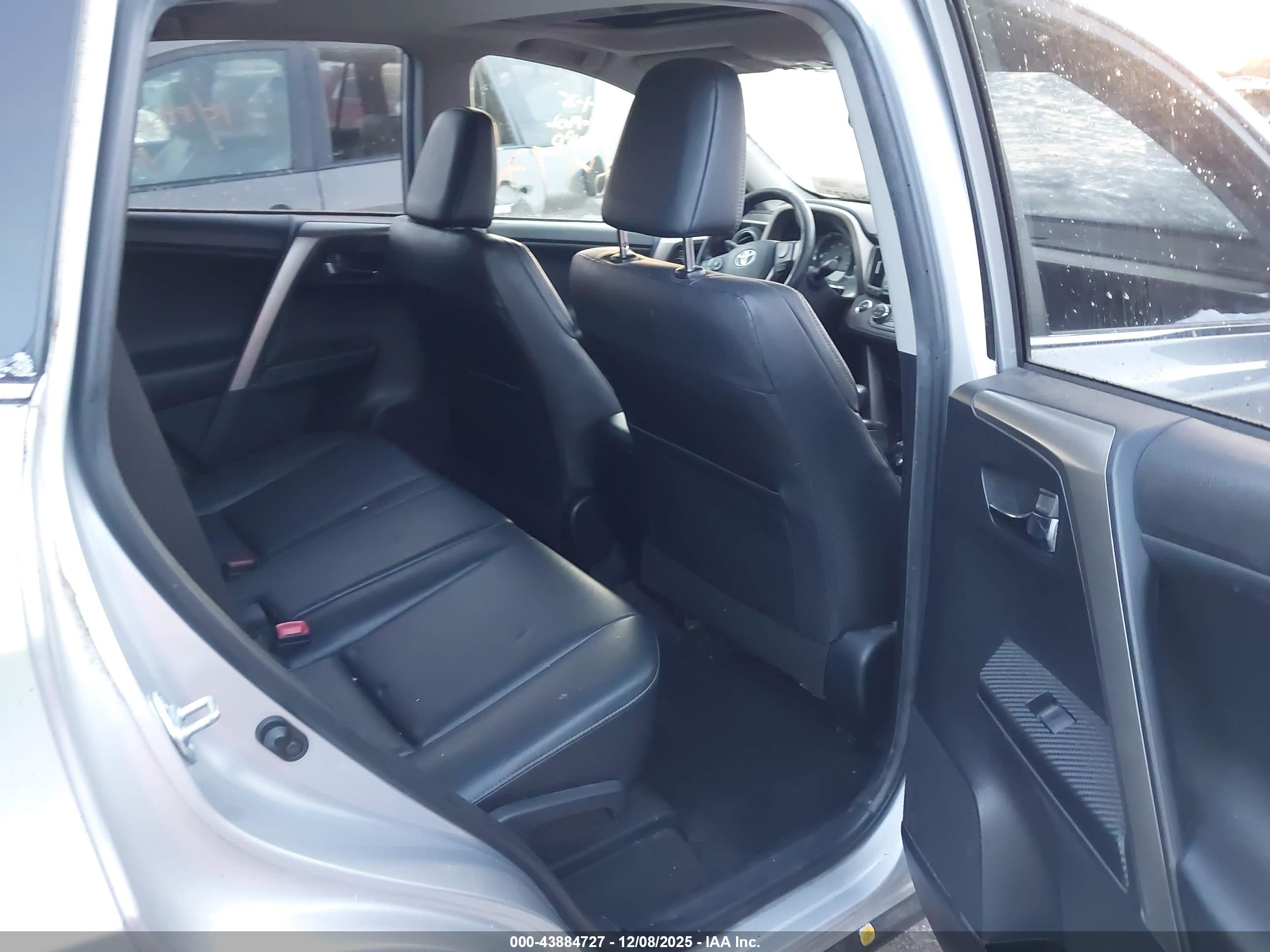 TOYOTA RAV4 image 8