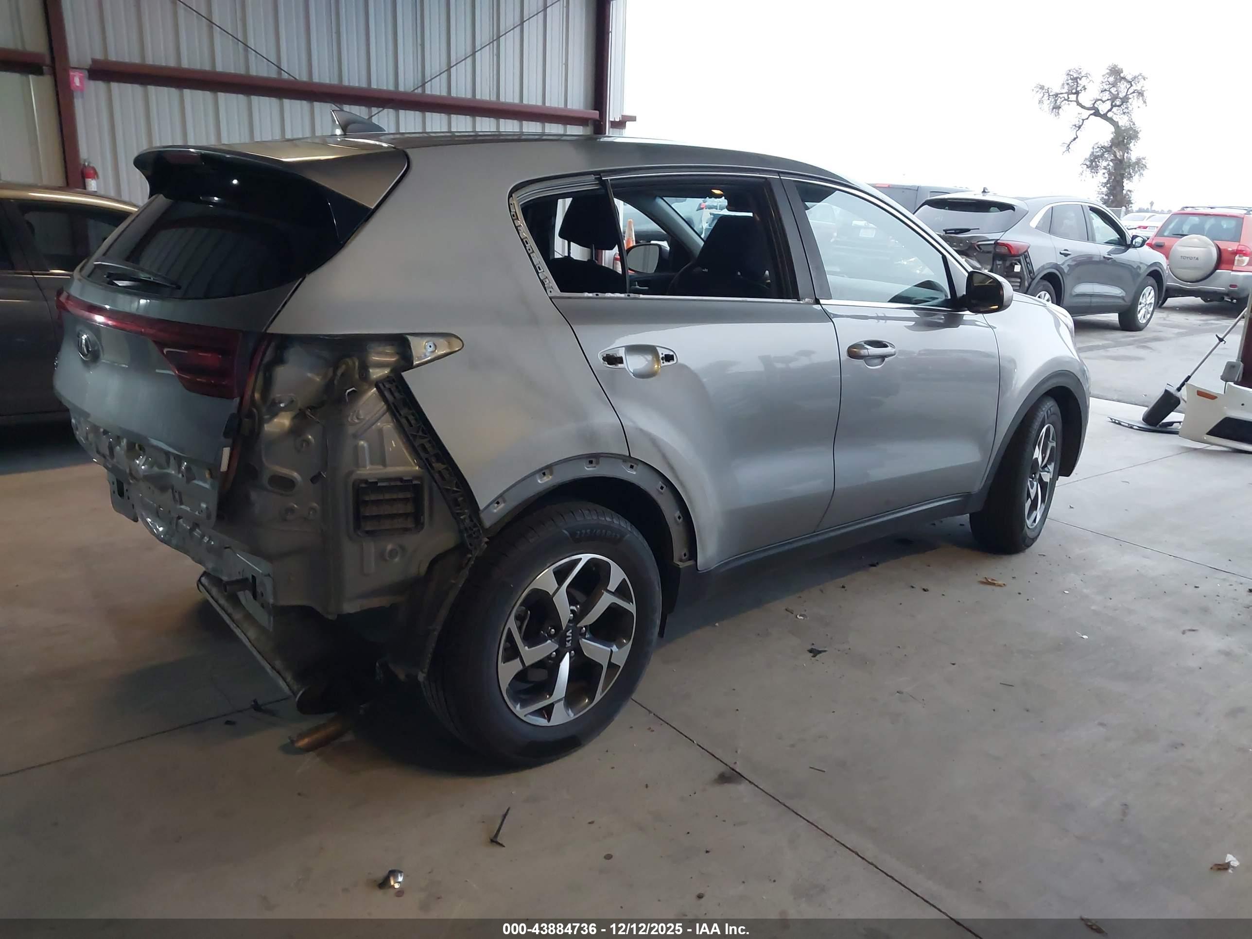 KIA SPORTAGE image 4