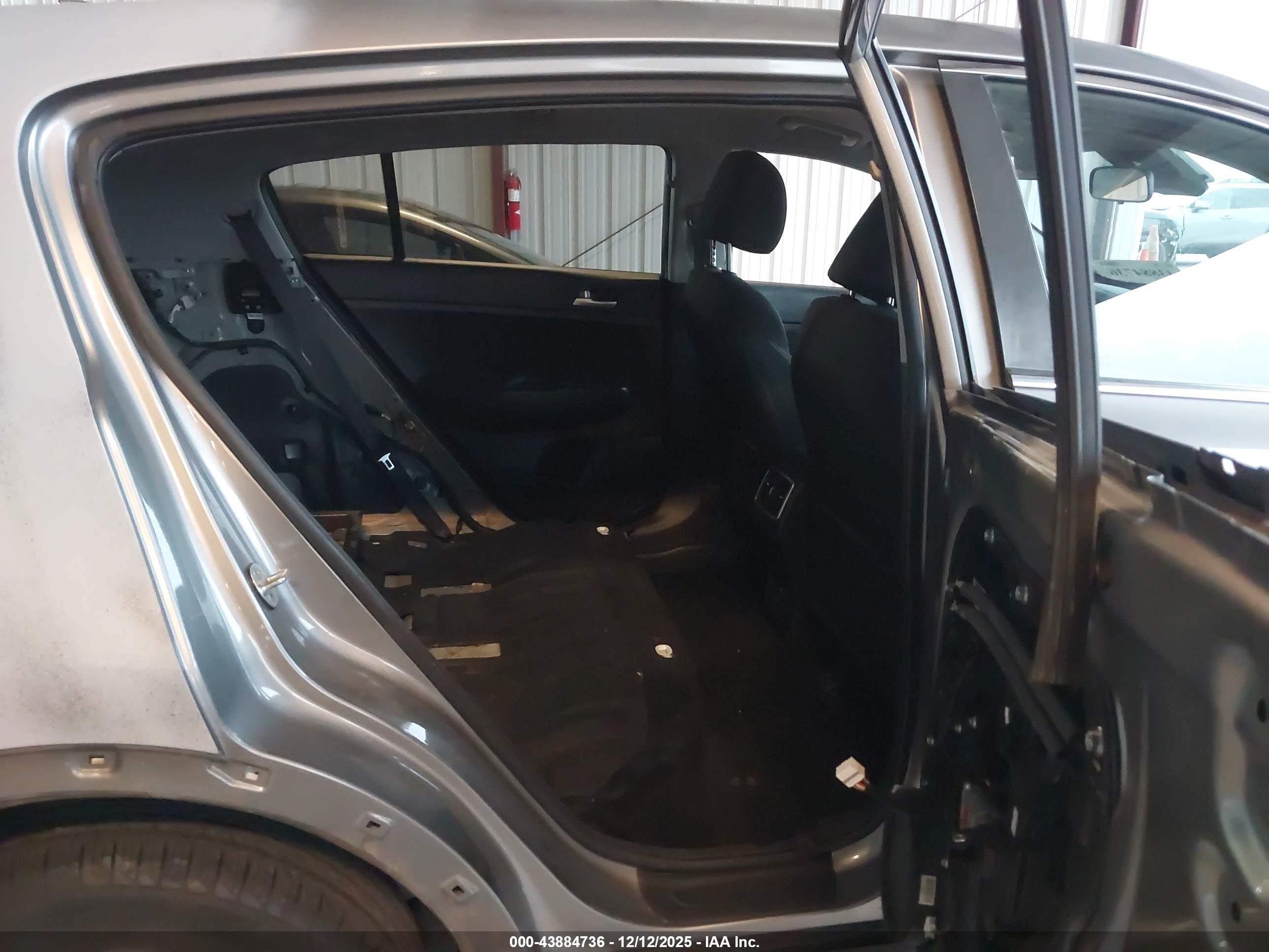 KIA SPORTAGE image 8