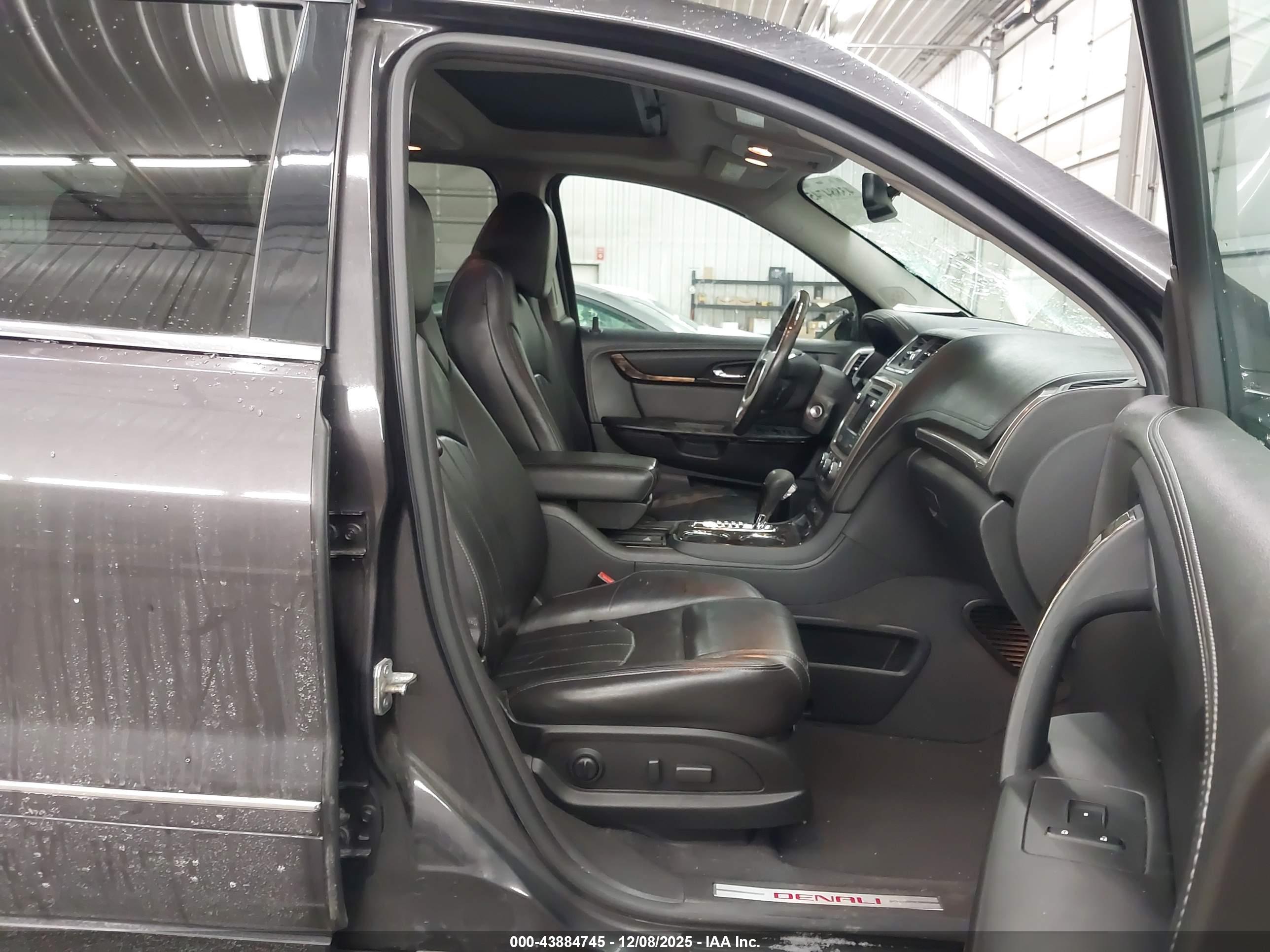 GMC ACADIA image 5