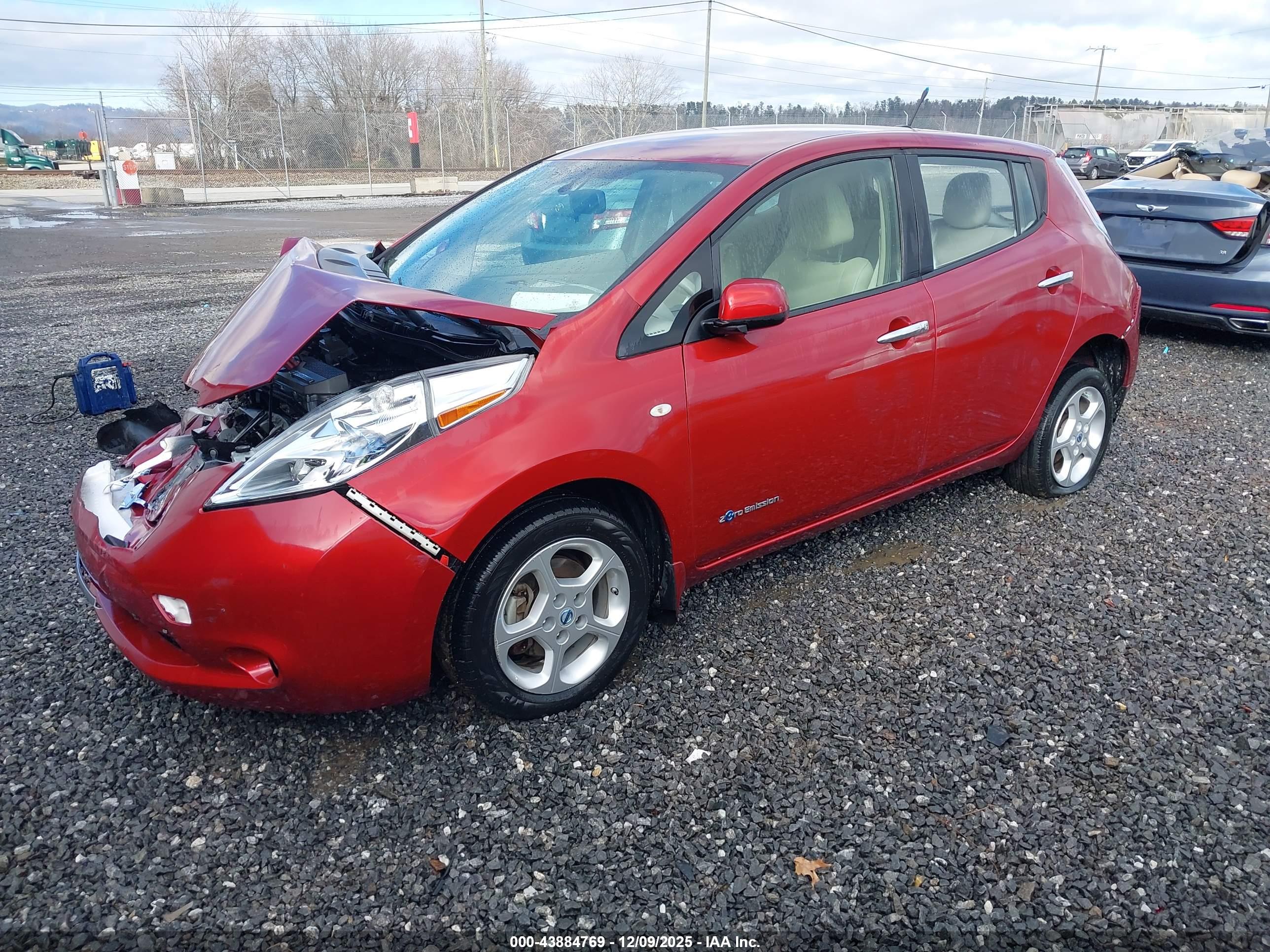NISSAN LEAF image 2