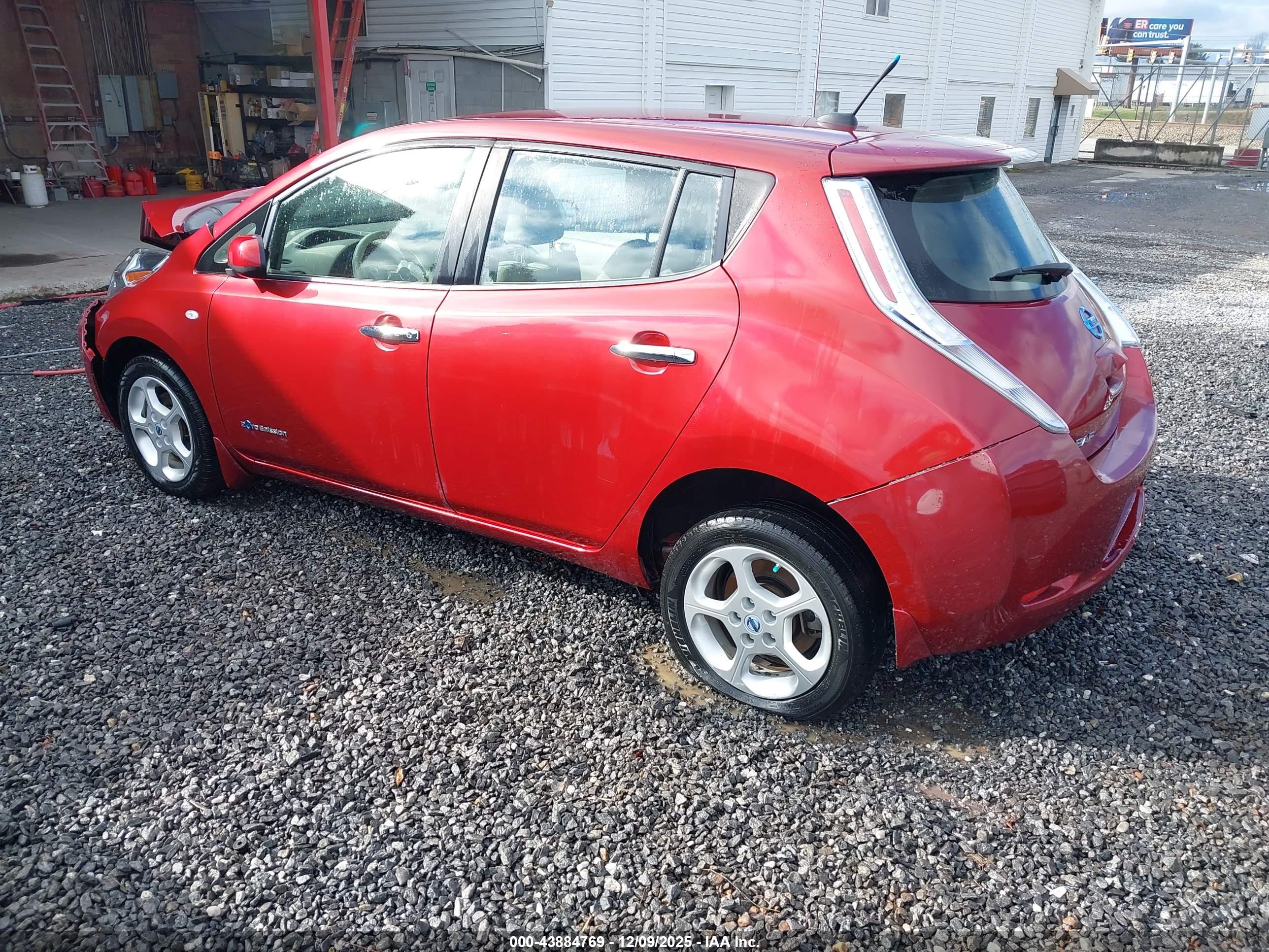 NISSAN LEAF image 3