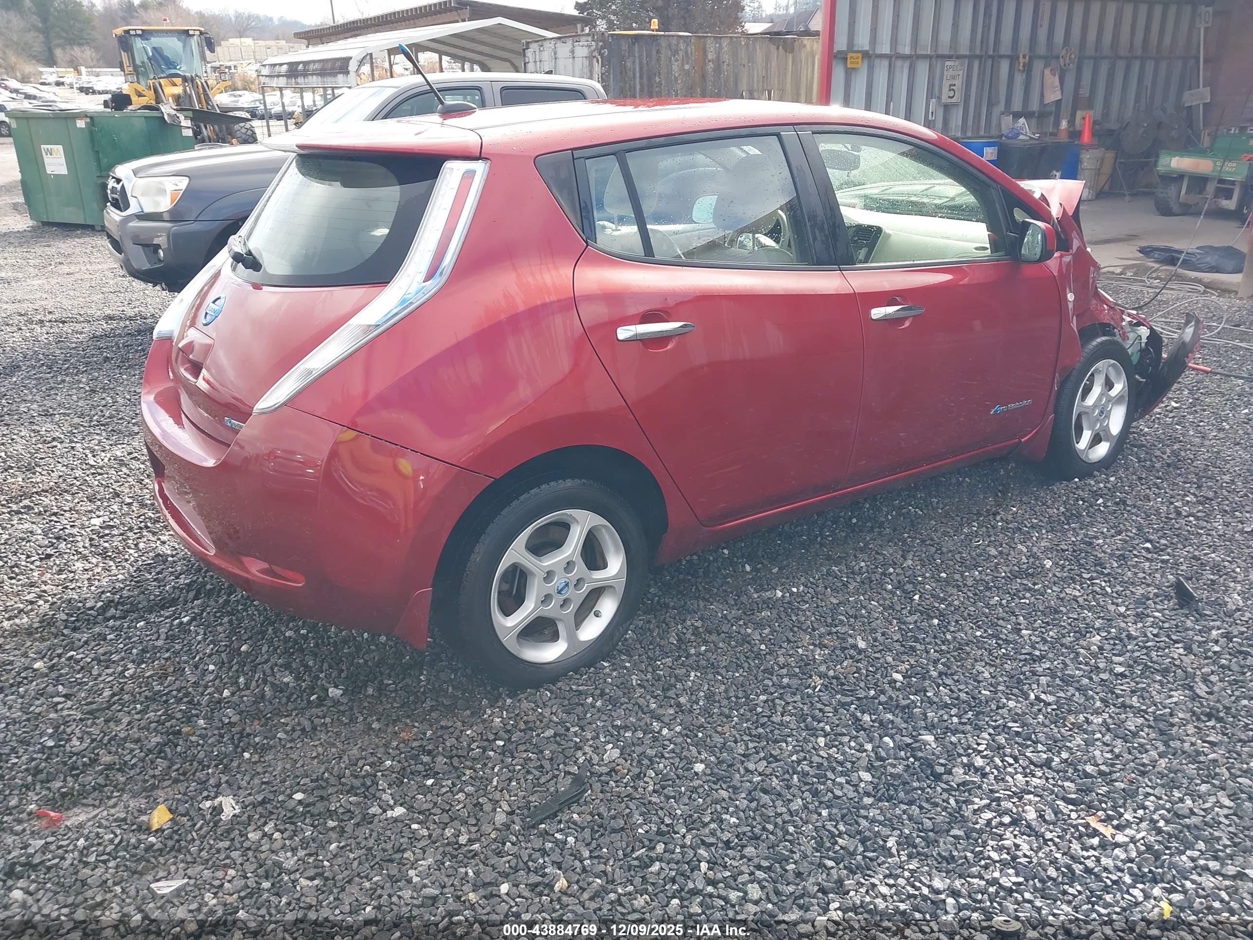 NISSAN LEAF image 4