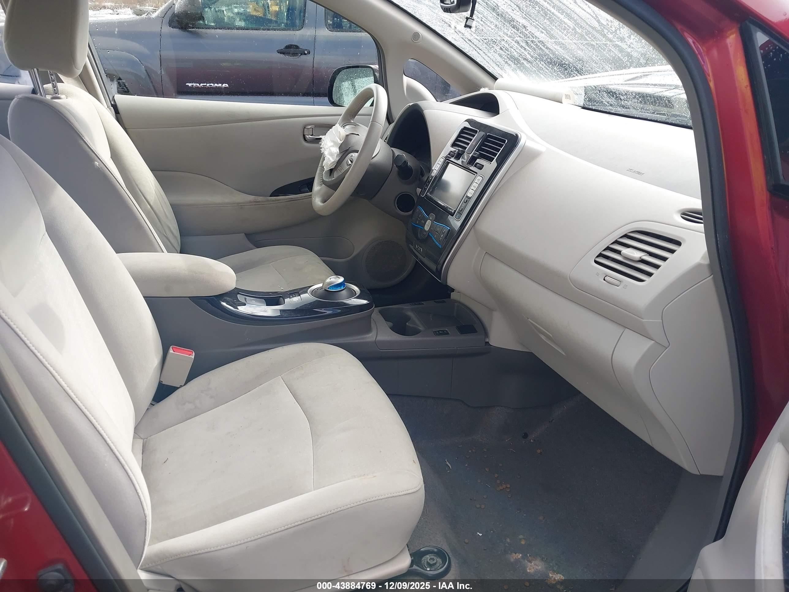 NISSAN LEAF image 5