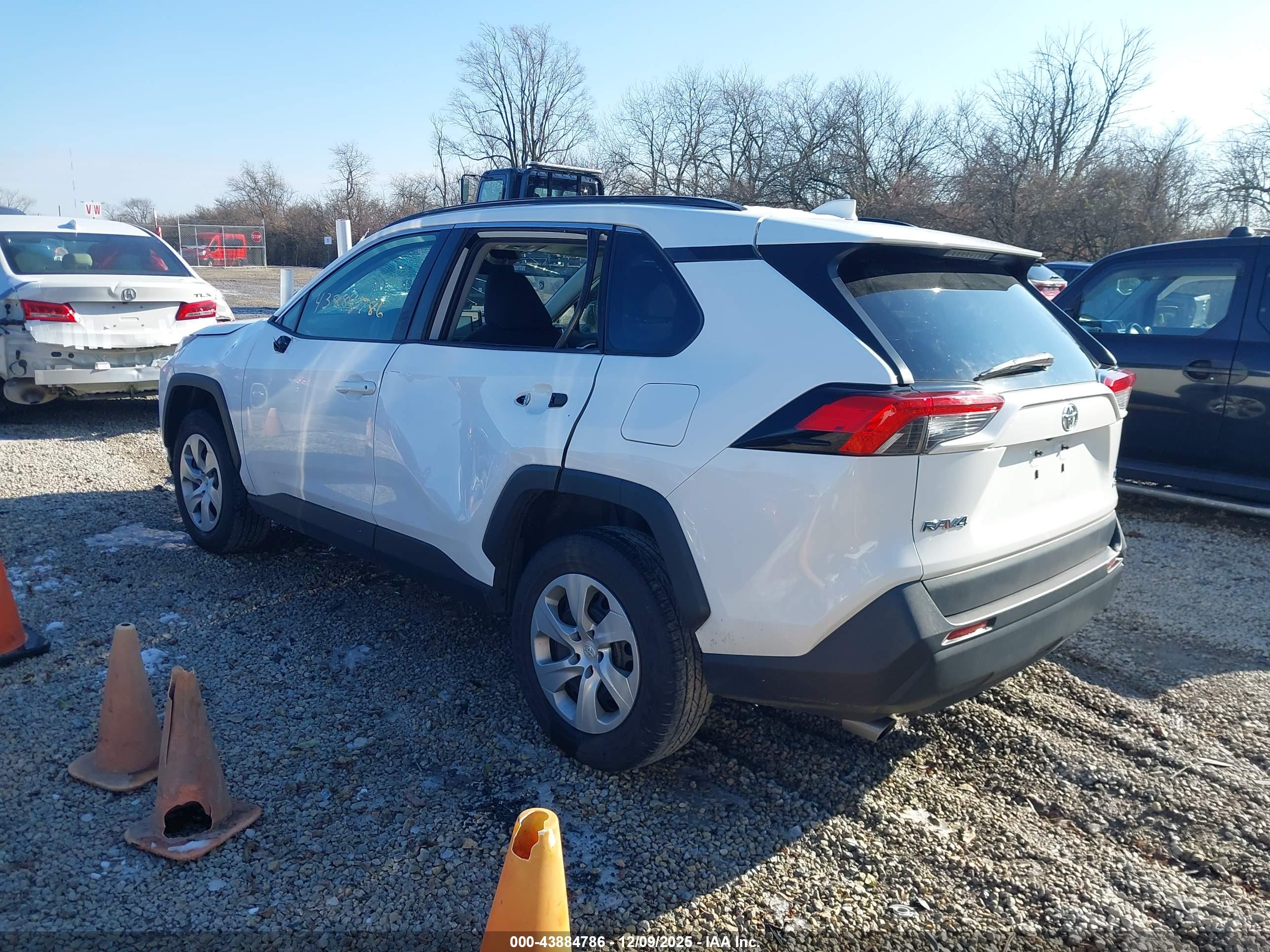 TOYOTA RAV4 image 3