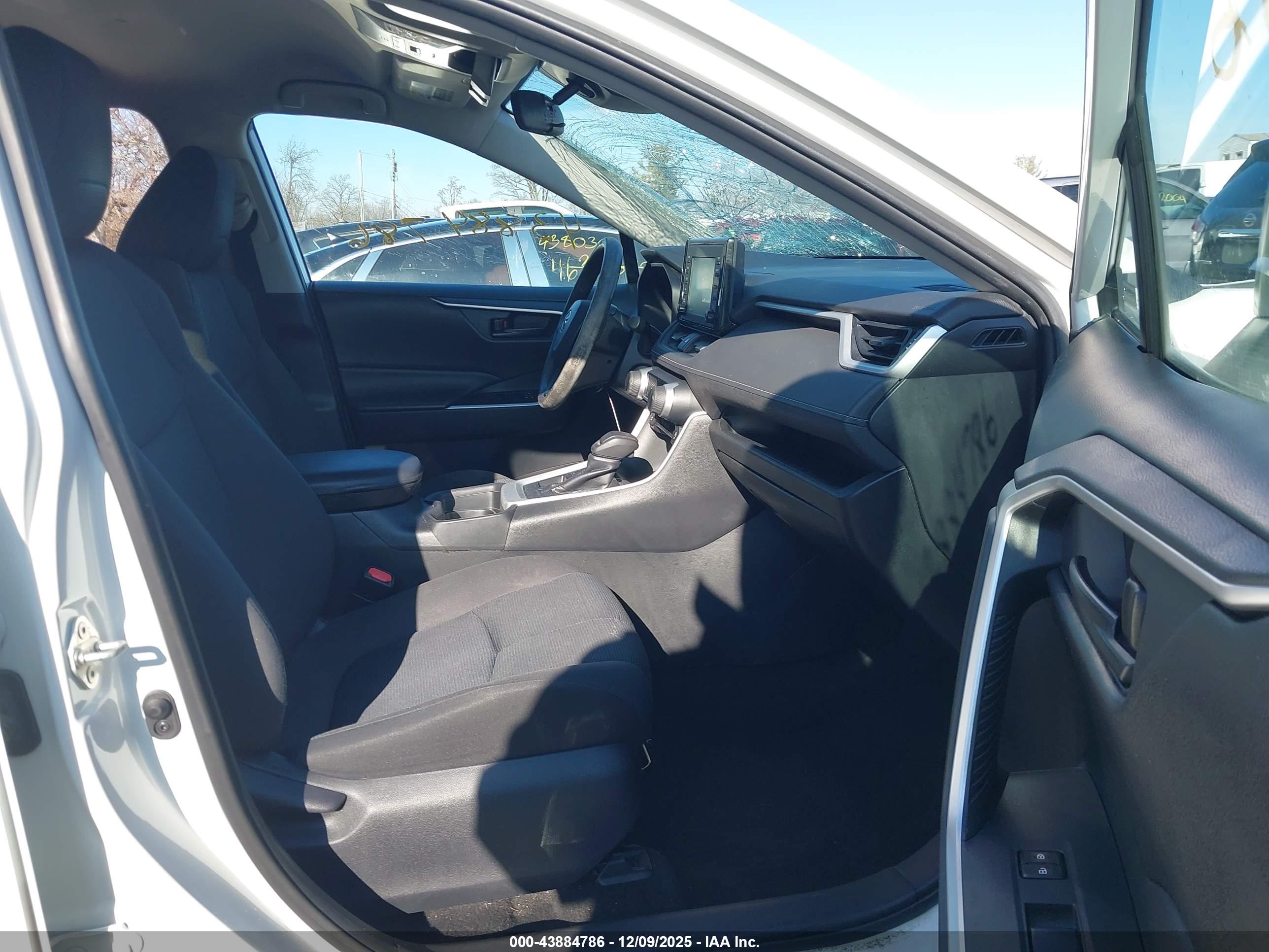 TOYOTA RAV4 image 5