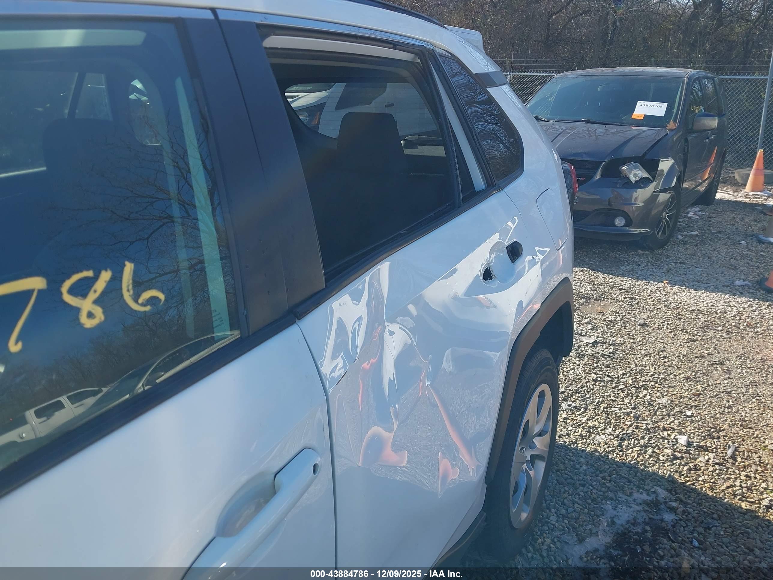 TOYOTA RAV4 image 6