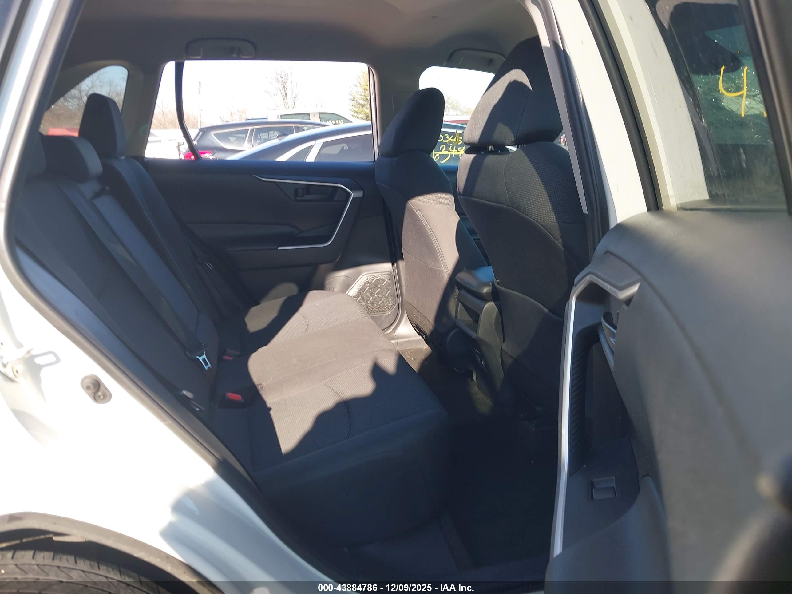 TOYOTA RAV4 image 8