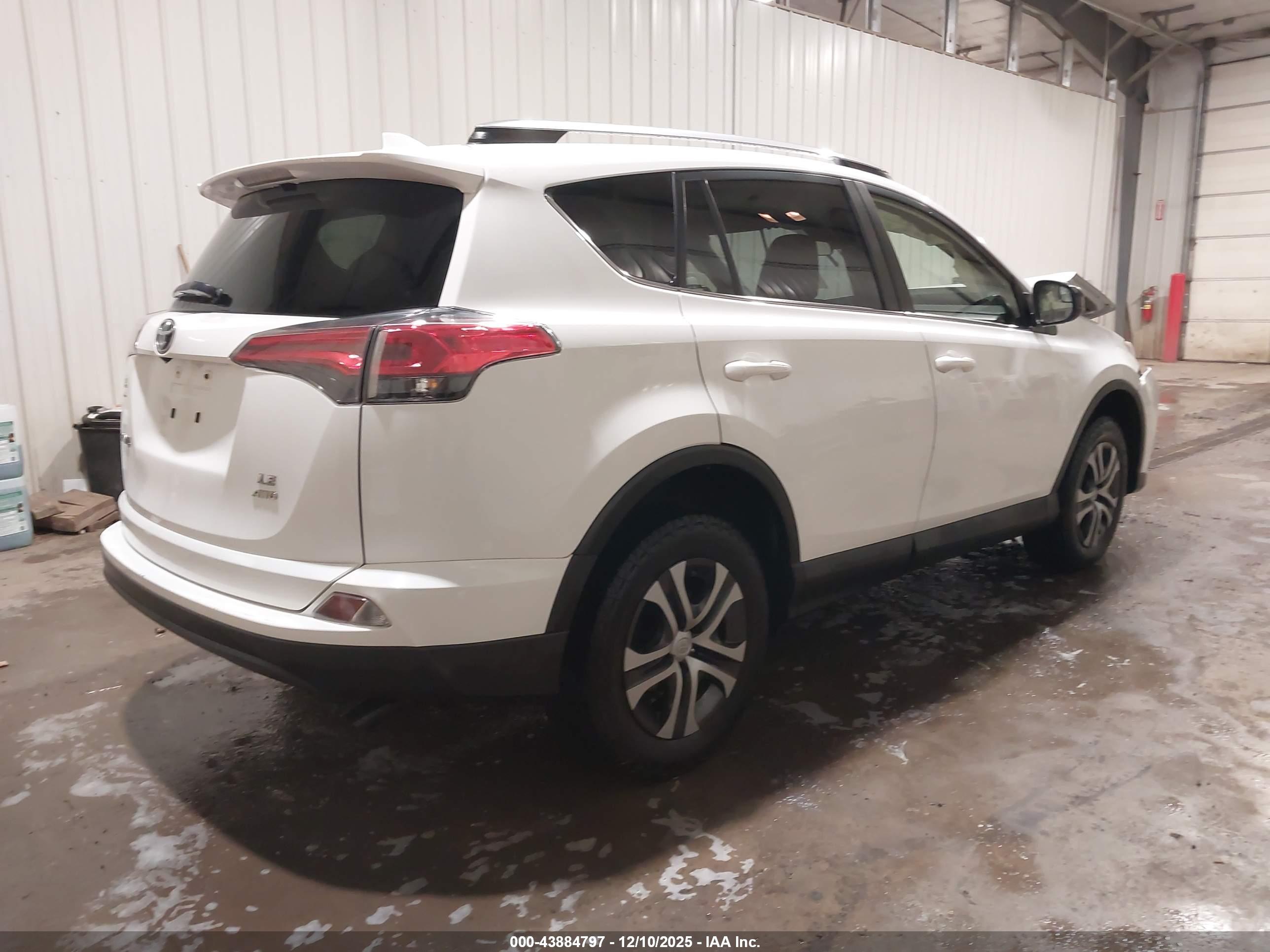 TOYOTA RAV4 image 4