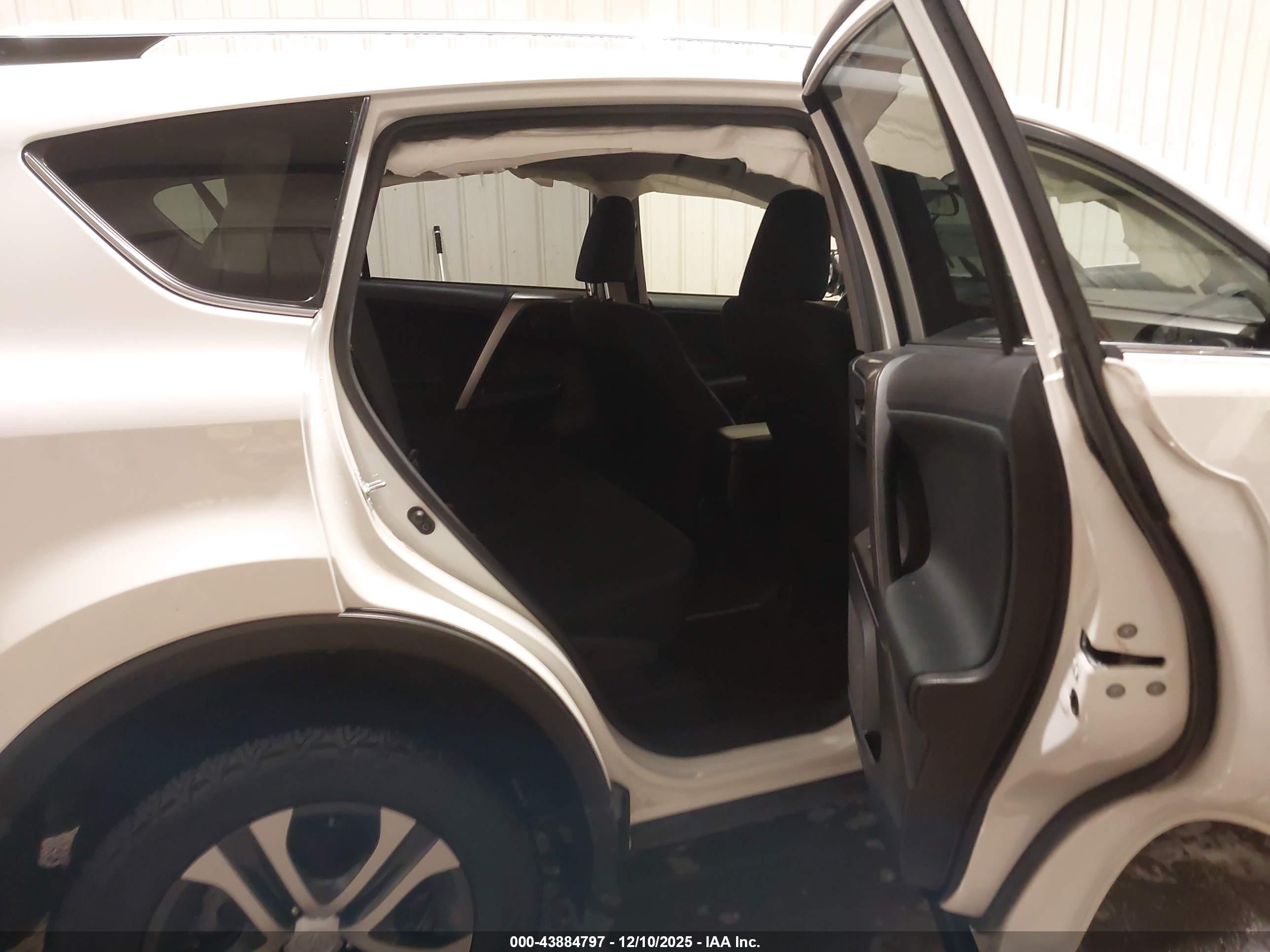 TOYOTA RAV4 image 8