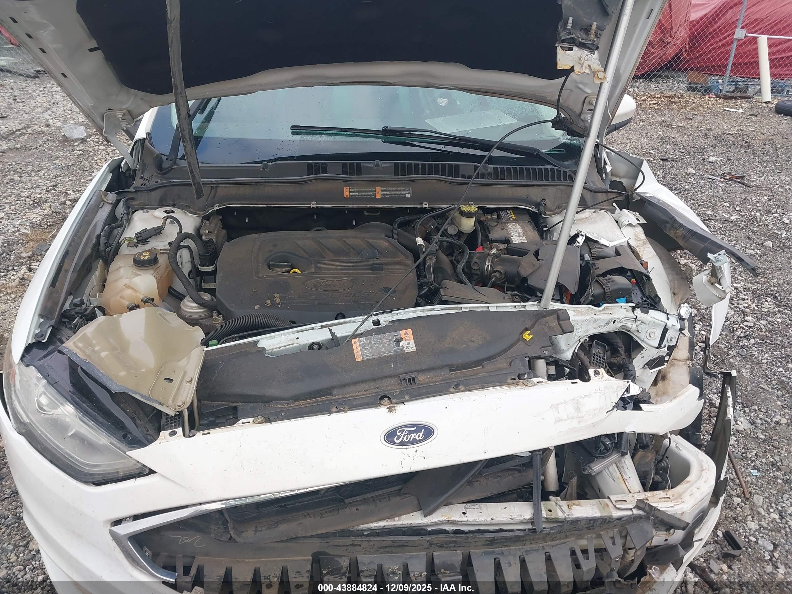 FORD FUSION image 10