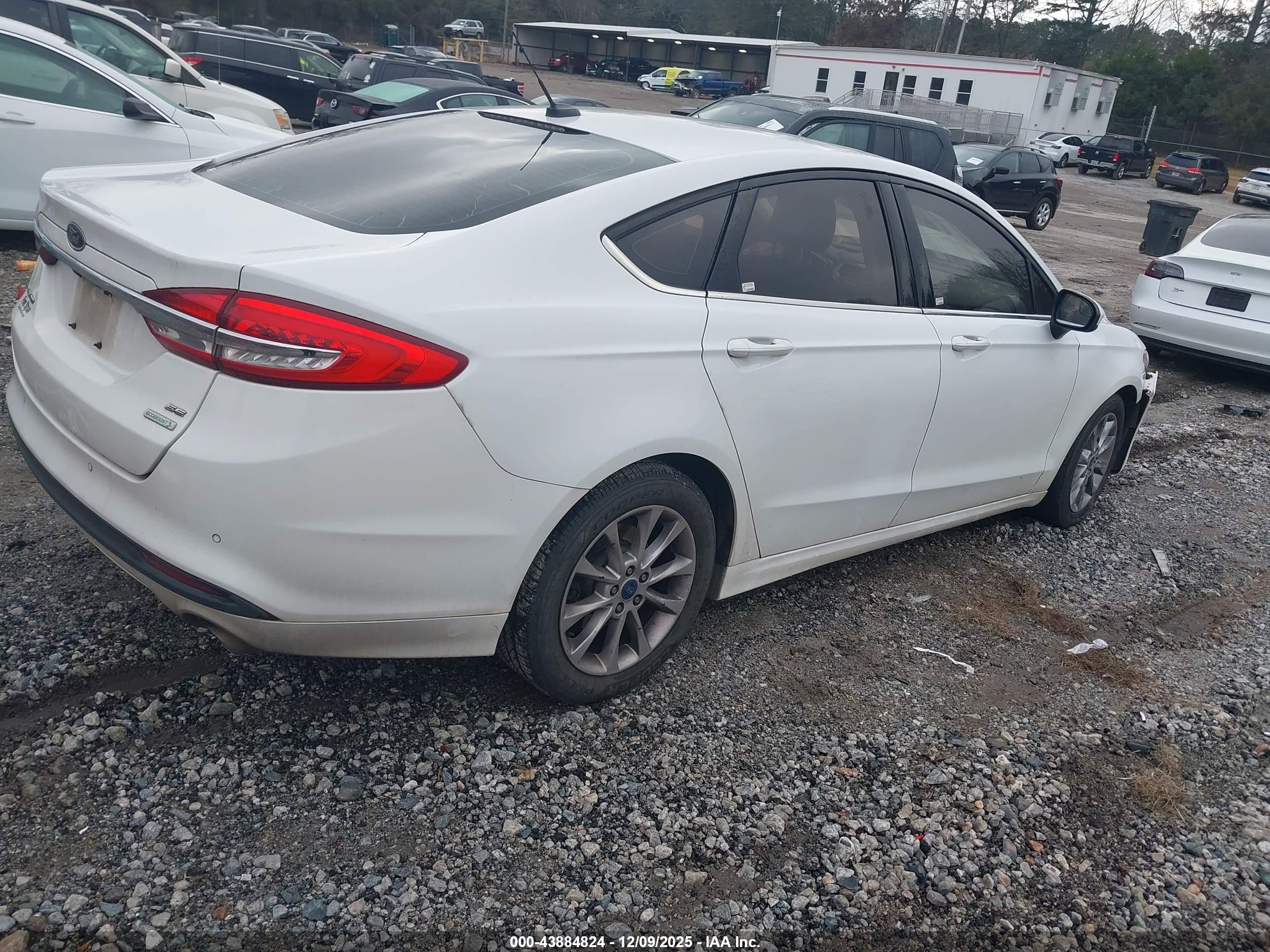 FORD FUSION image 4