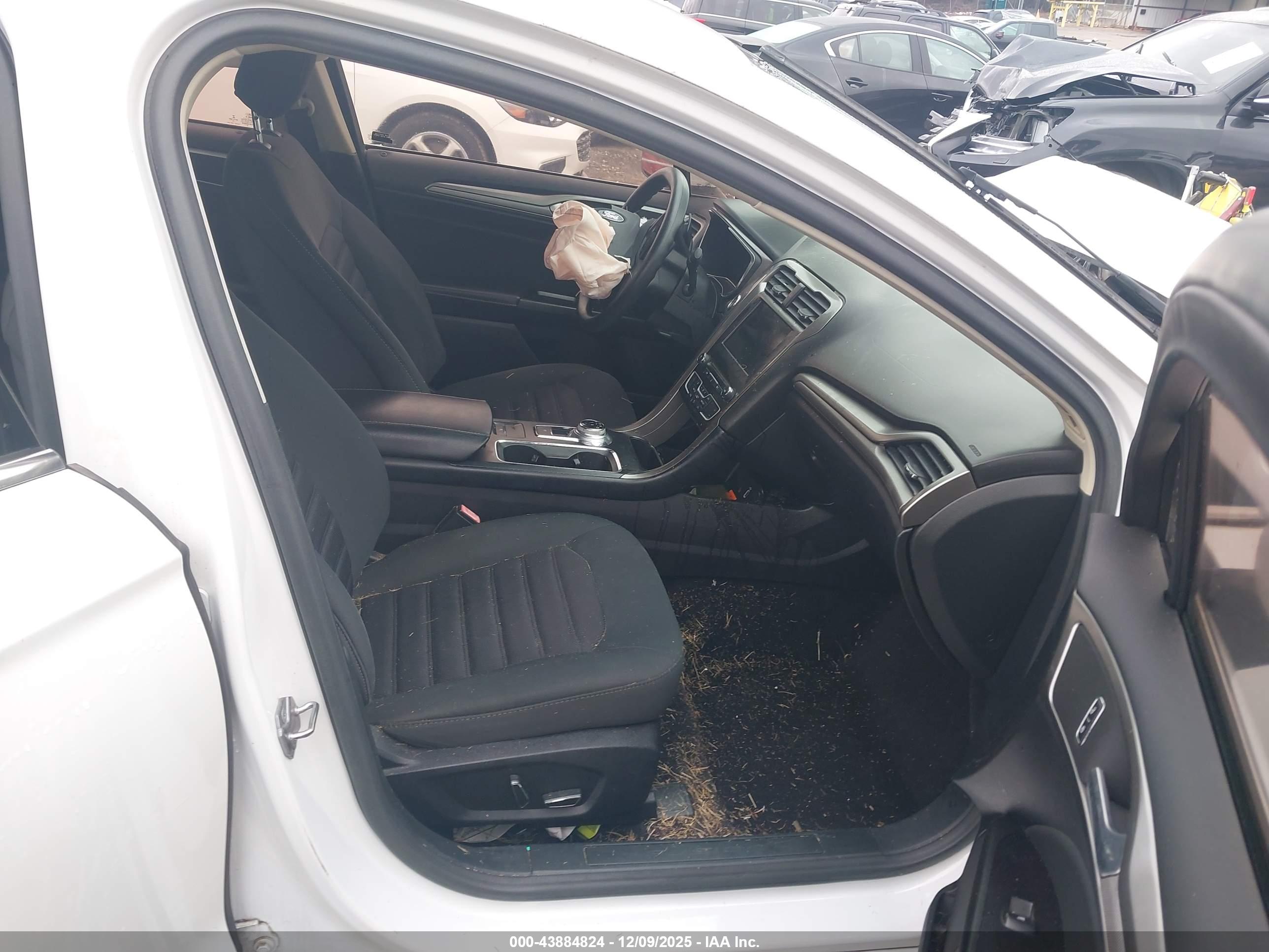FORD FUSION image 5
