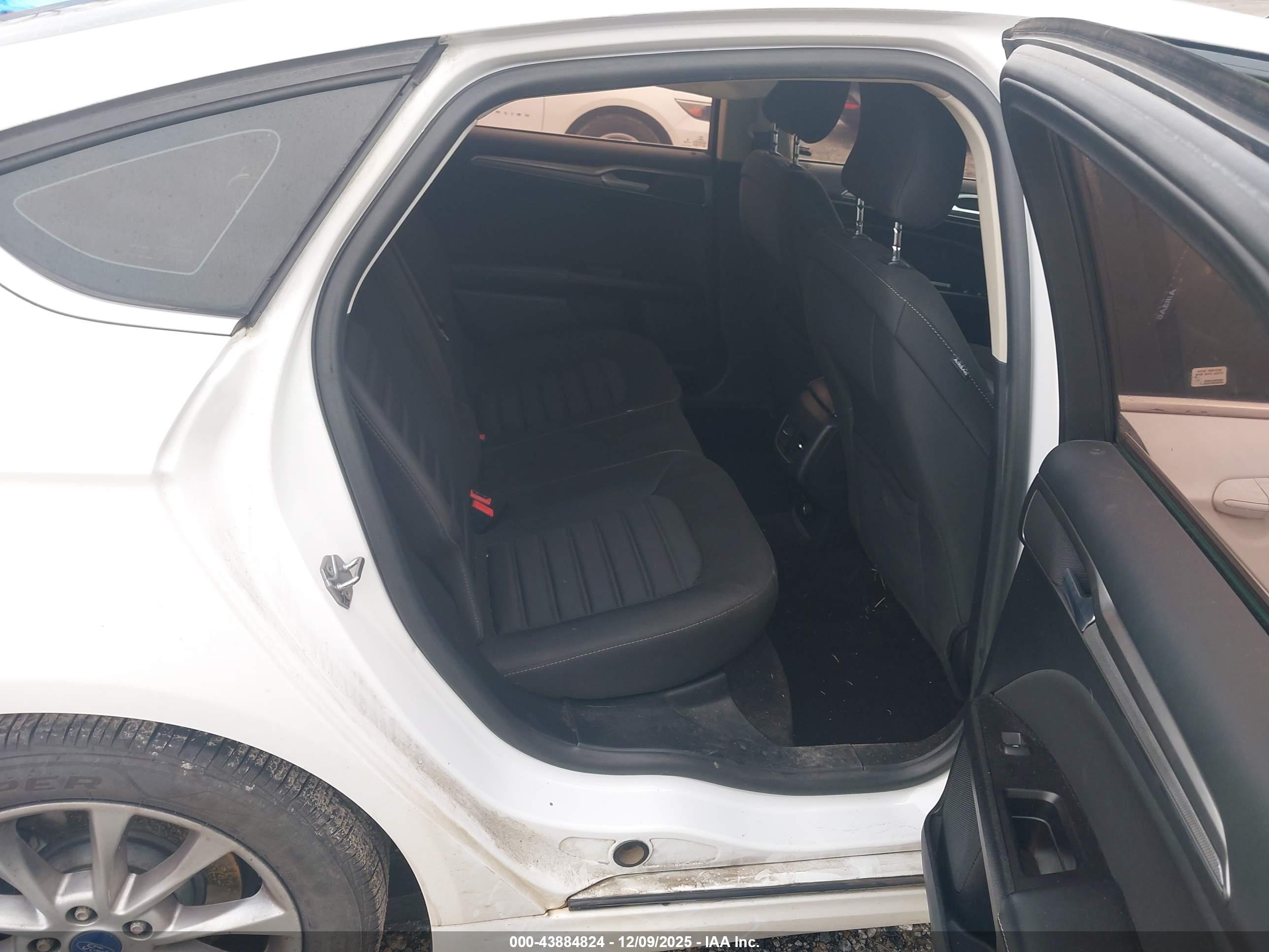 FORD FUSION image 8