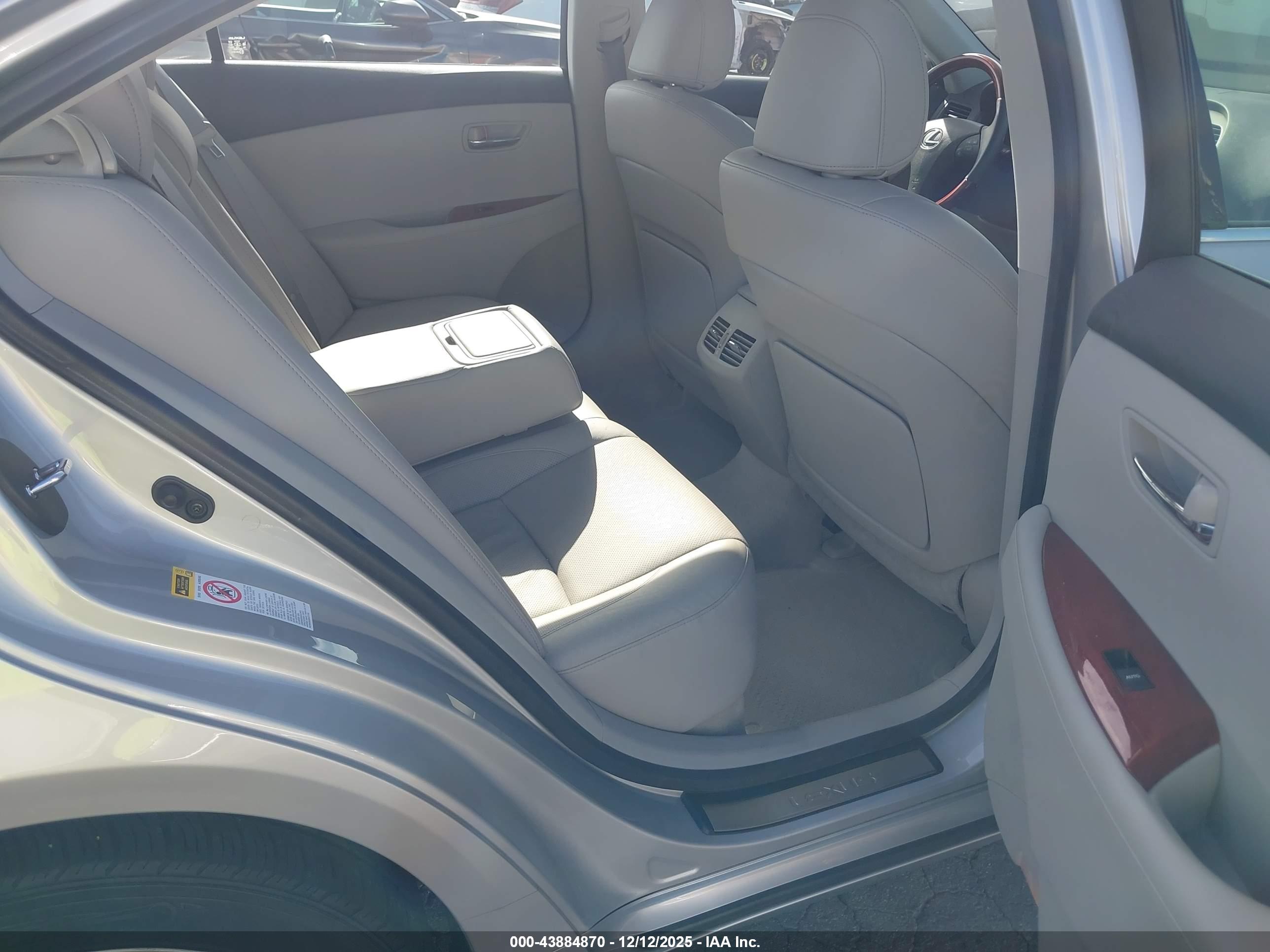 LEXUS ES image 8
