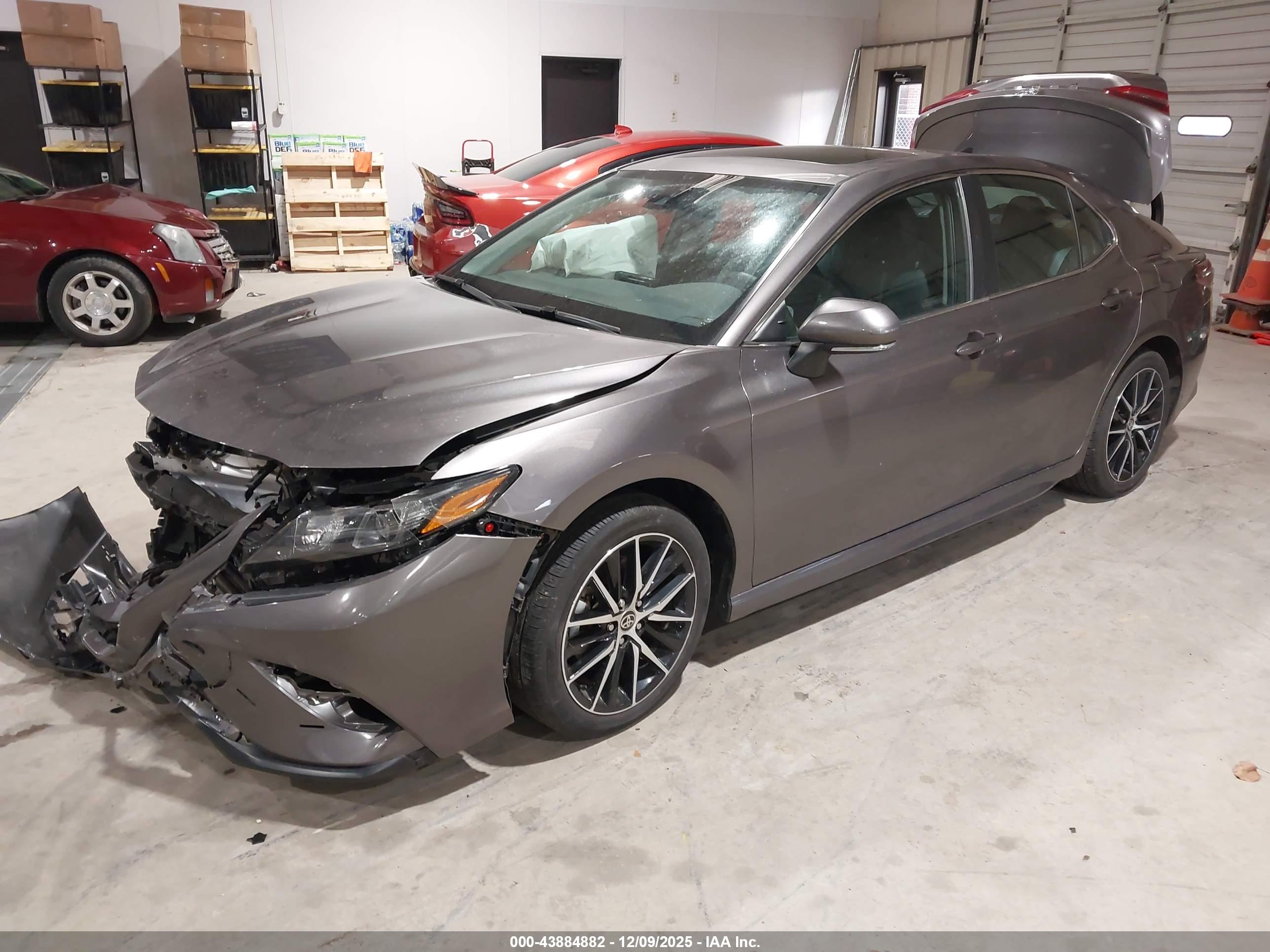 TOYOTA CAMRY image 2