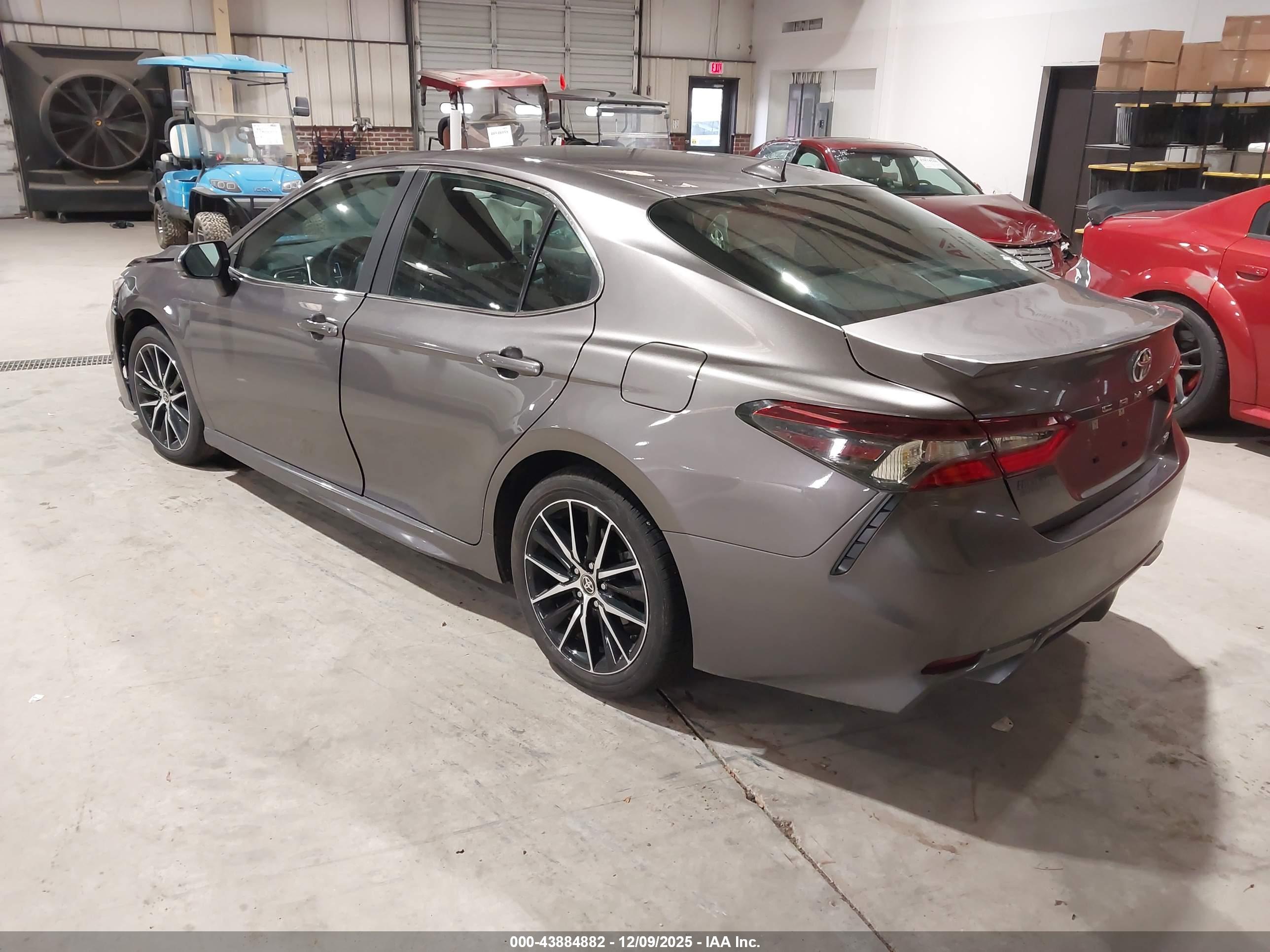 TOYOTA CAMRY image 3