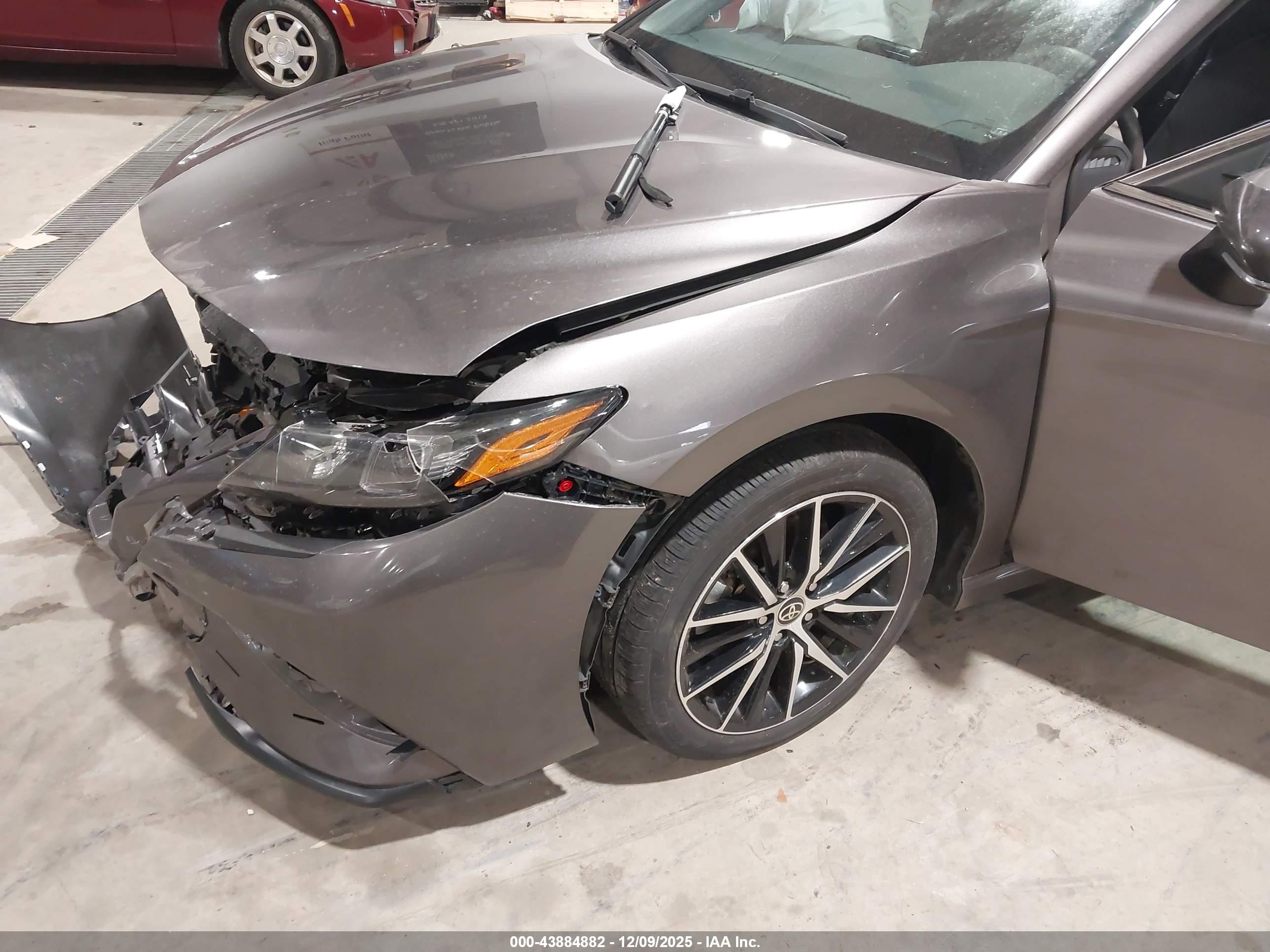 TOYOTA CAMRY image 6