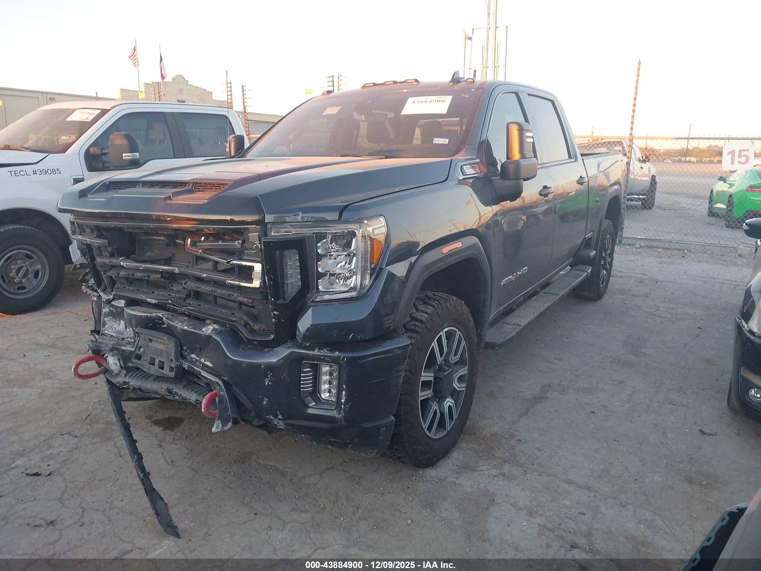 GMC SIERRA image 2