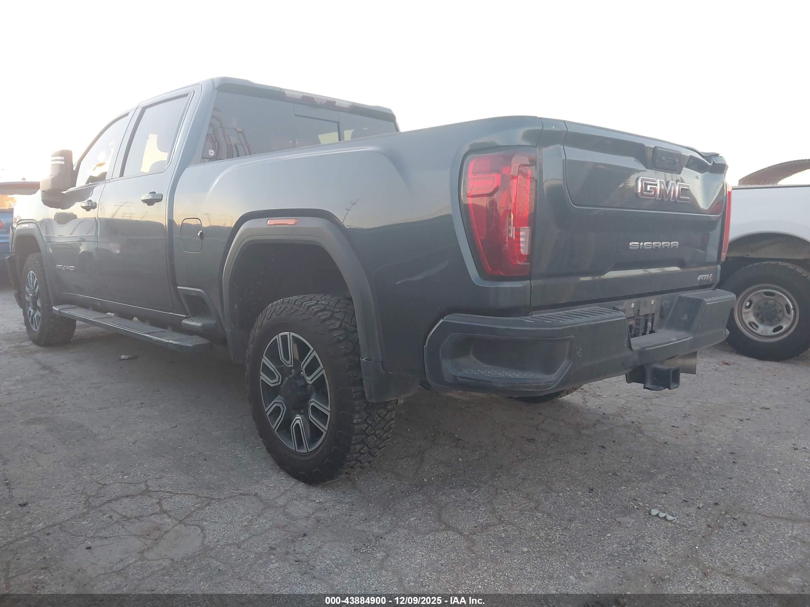 GMC SIERRA image 3