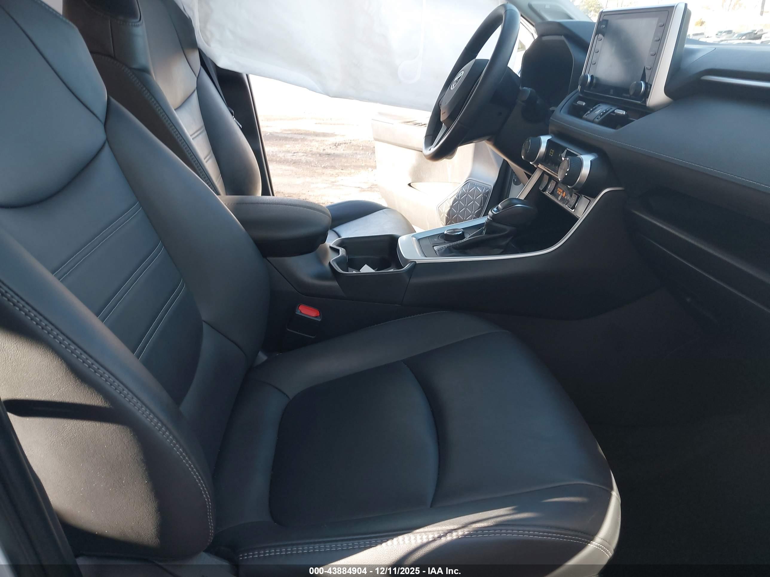 TOYOTA RAV4 image 5