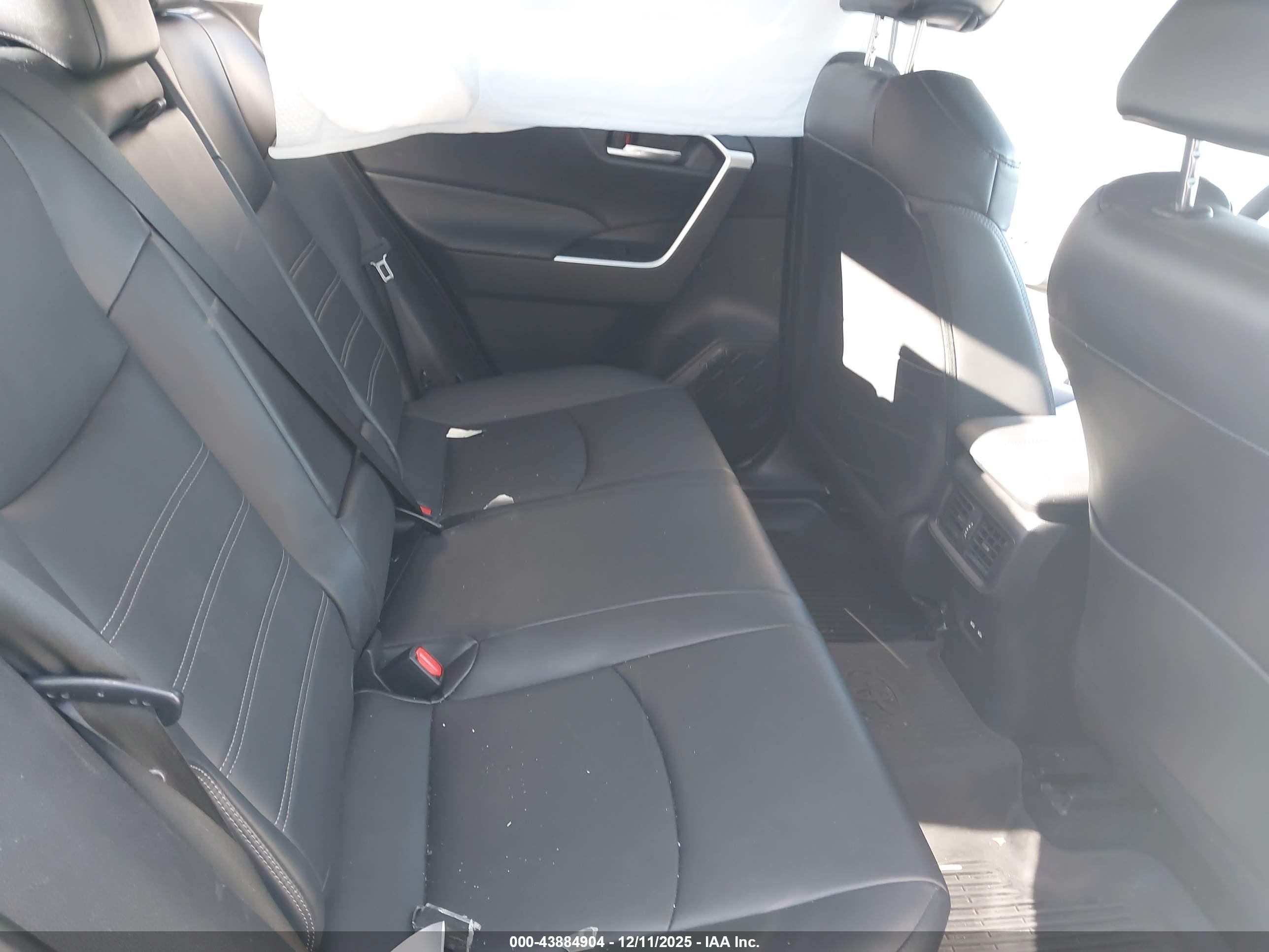 TOYOTA RAV4 image 8