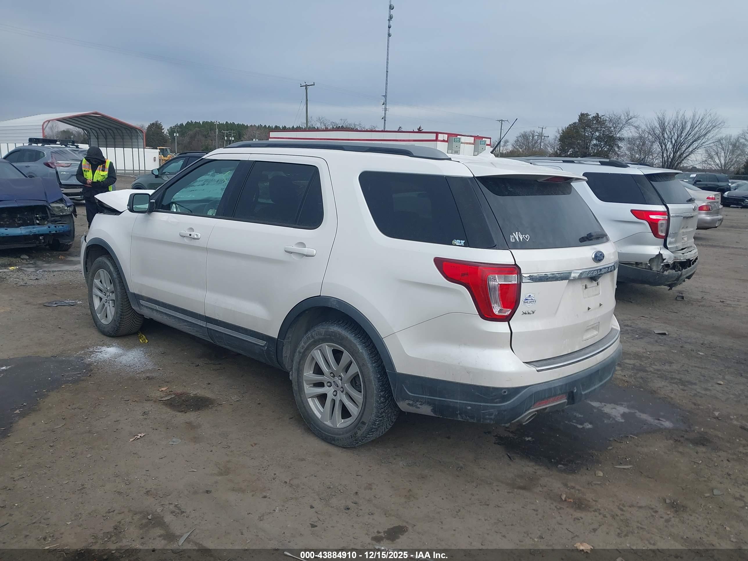 FORD EXPLORER image 3