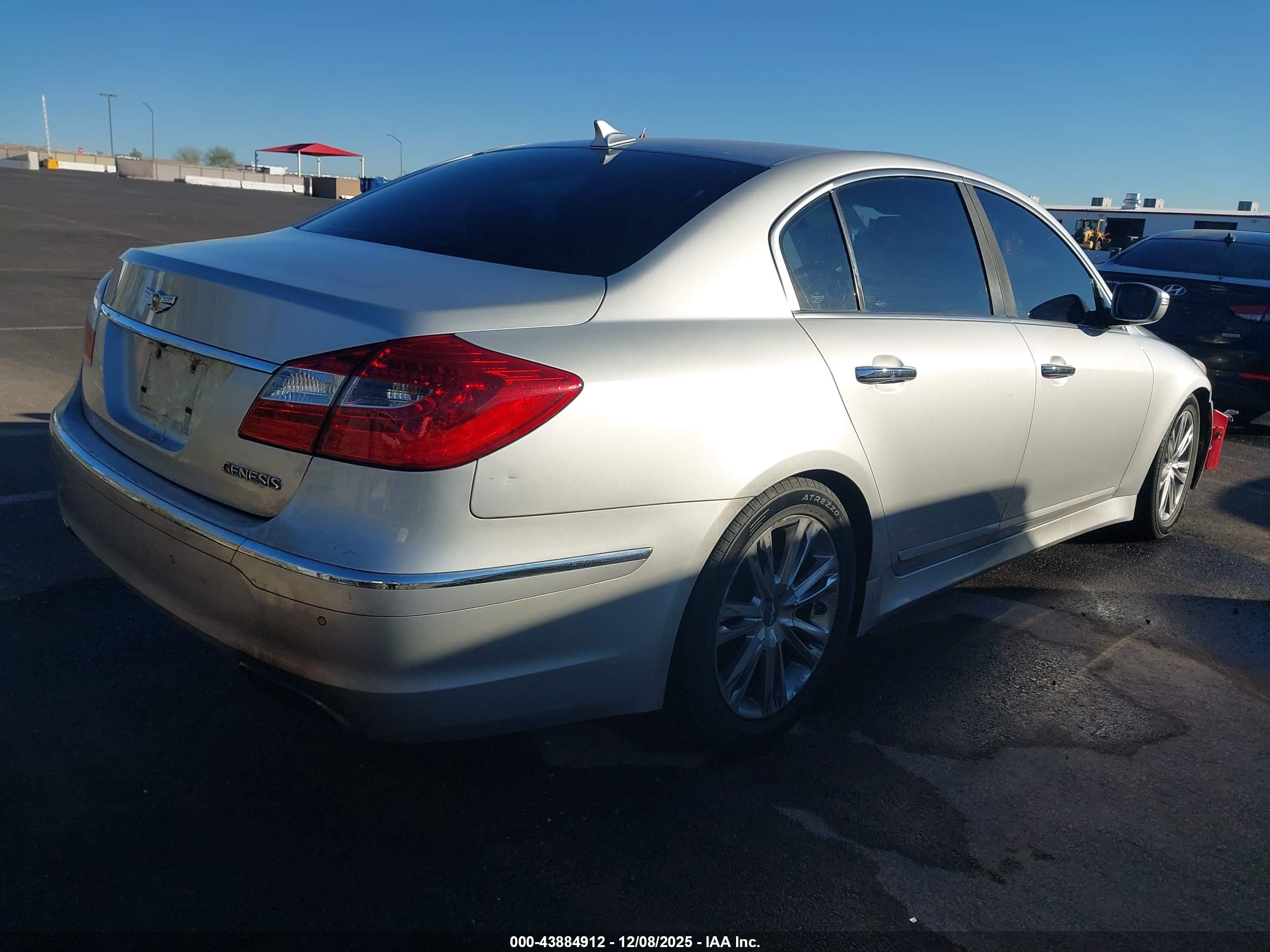 HYUNDAI GENESIS image 4