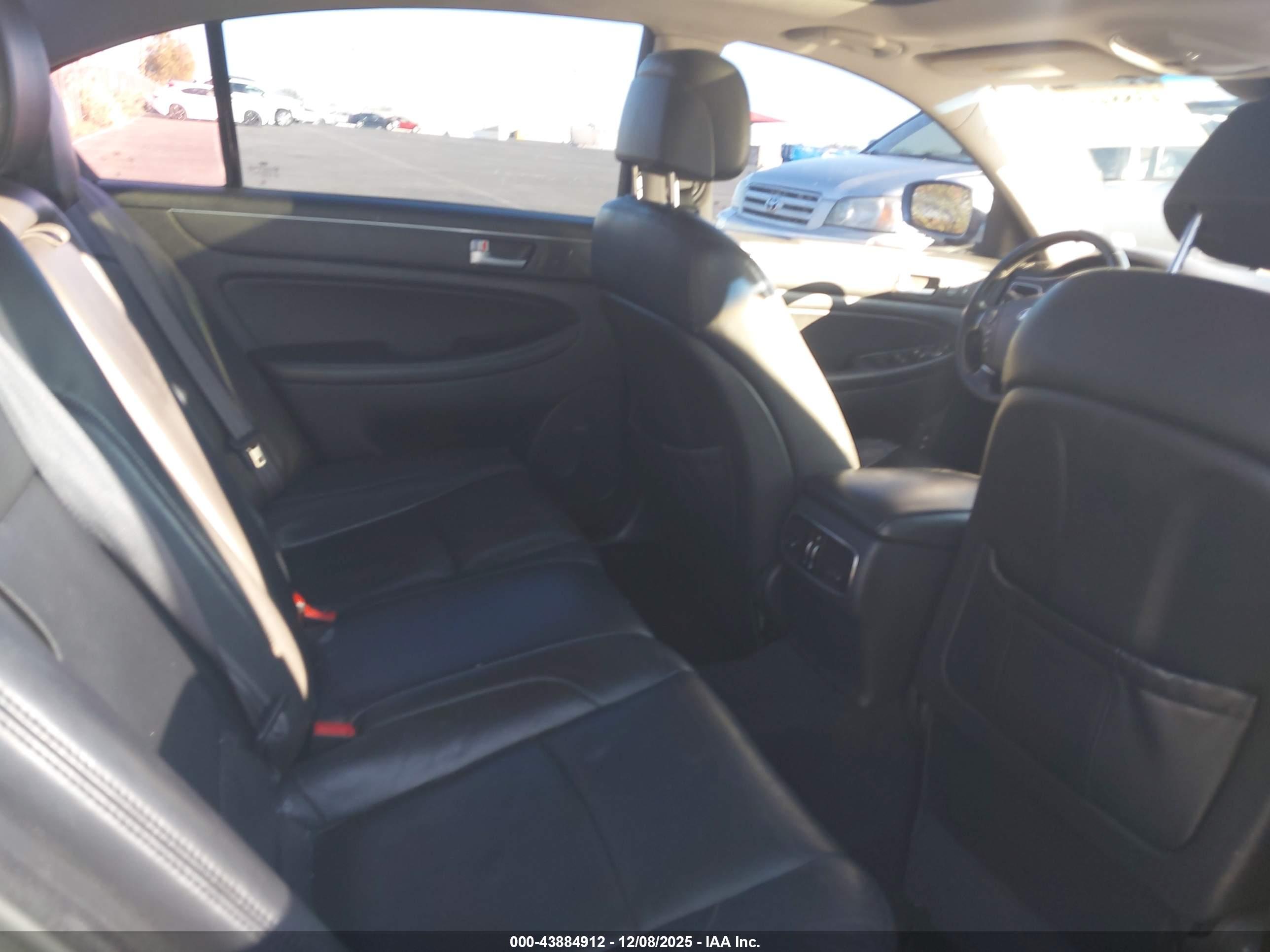 HYUNDAI GENESIS image 8