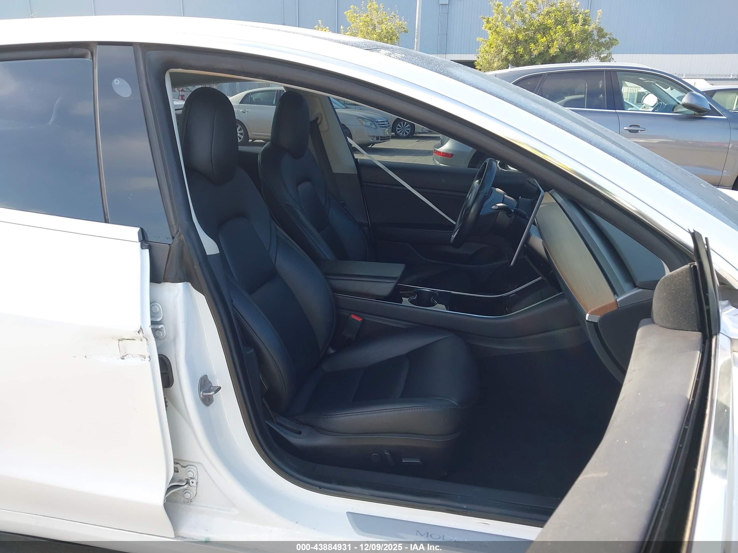TESLA MODEL image 5