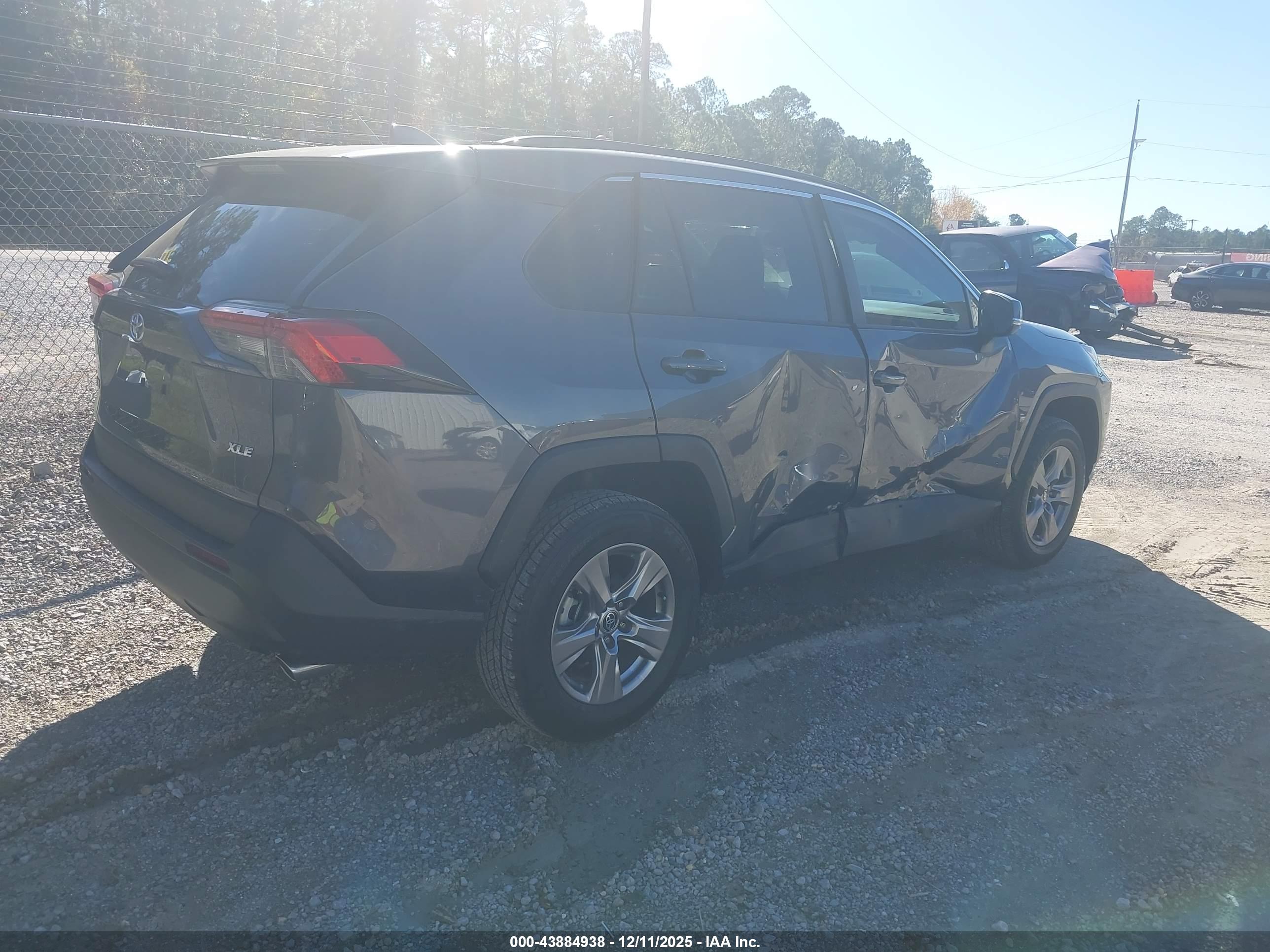 TOYOTA RAV4 image 4