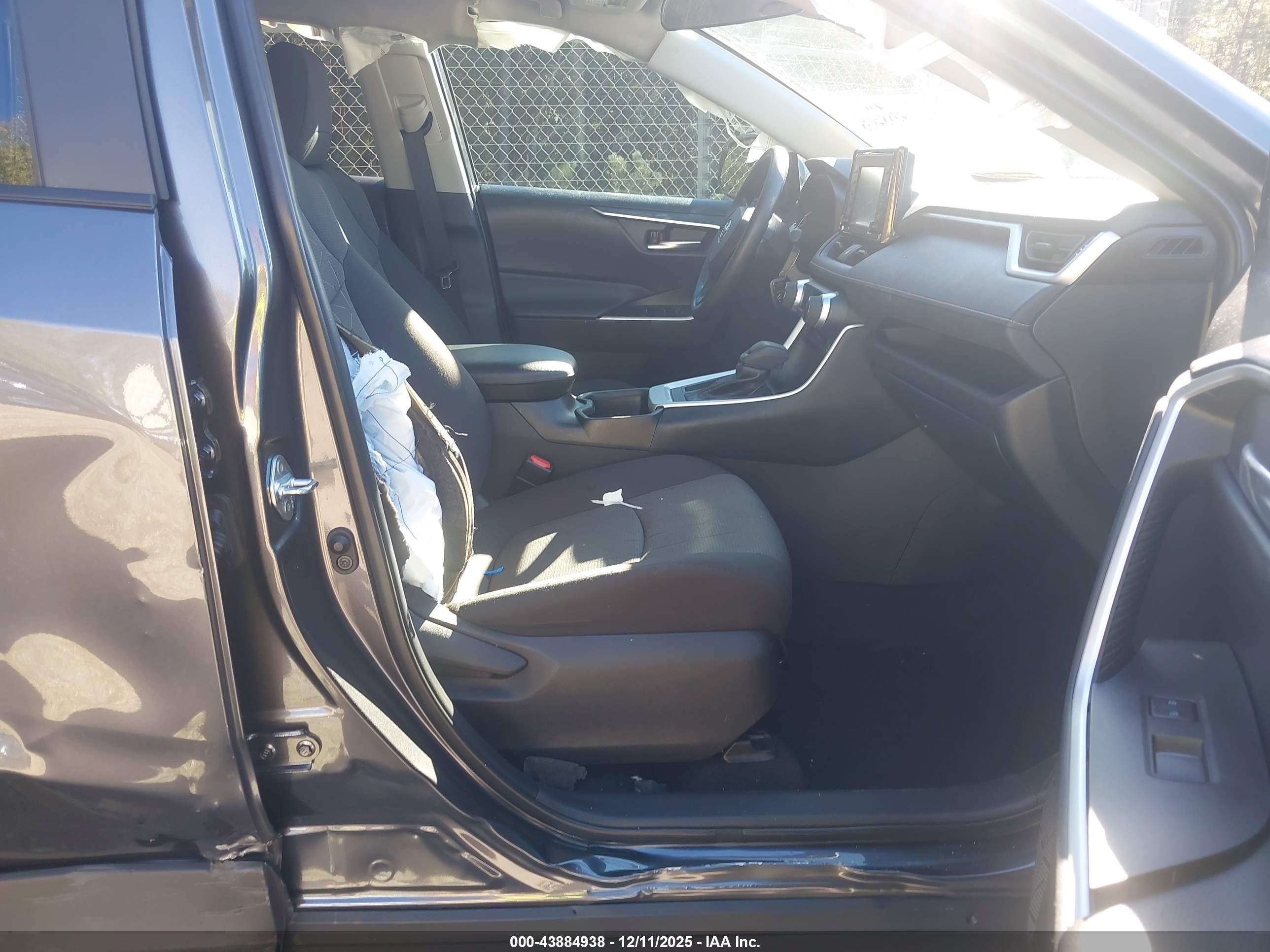 TOYOTA RAV4 image 5