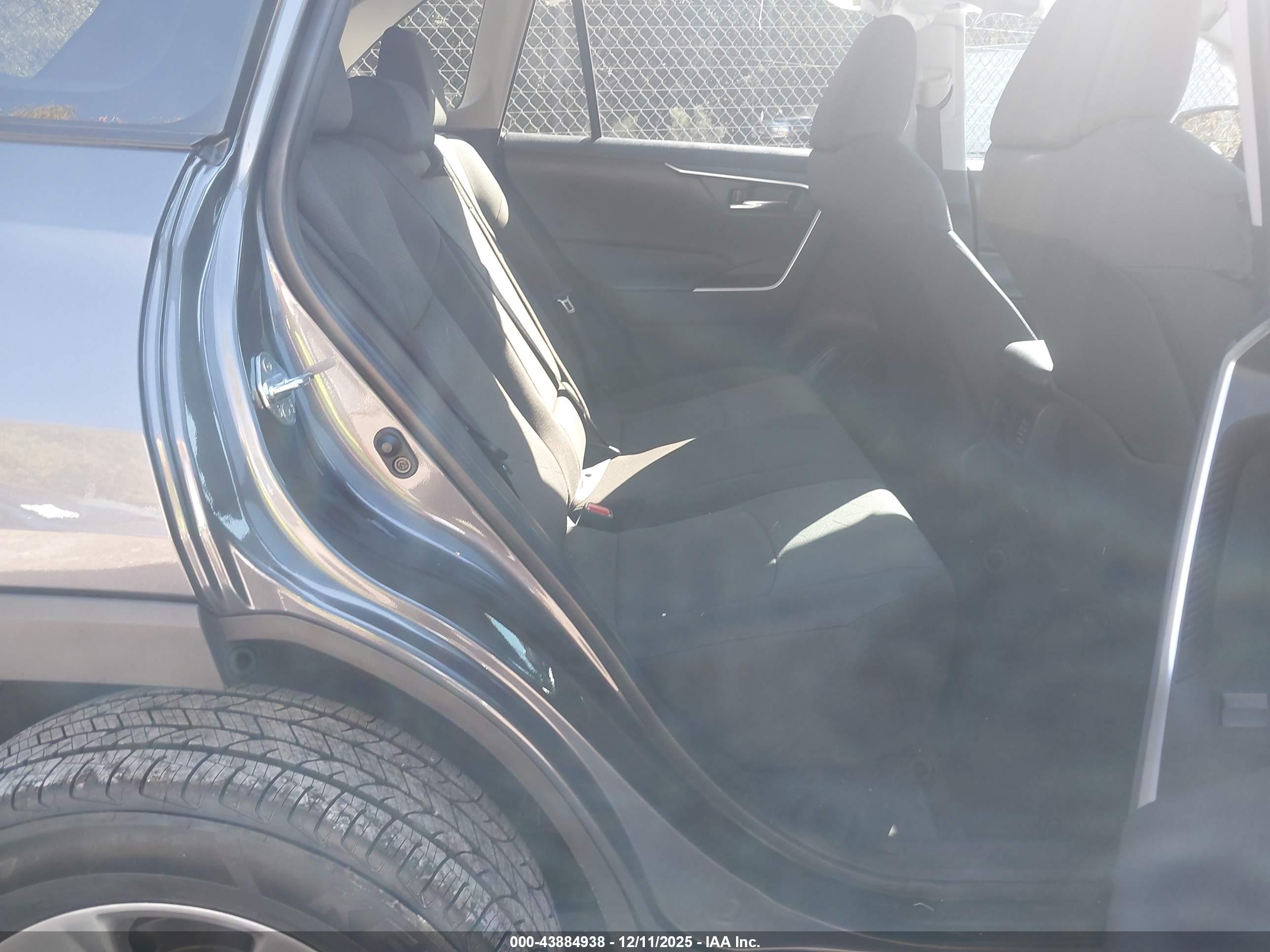 TOYOTA RAV4 image 8