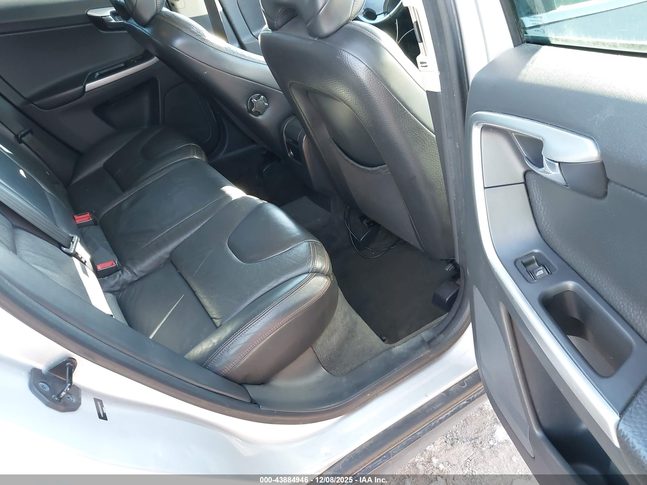 VOLVO XC60 image 8