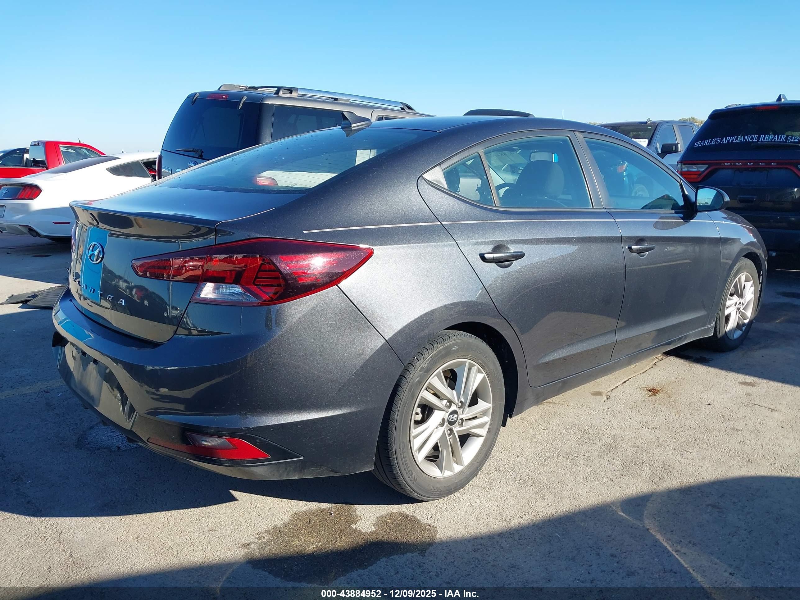 HYUNDAI ELANTRA image 4