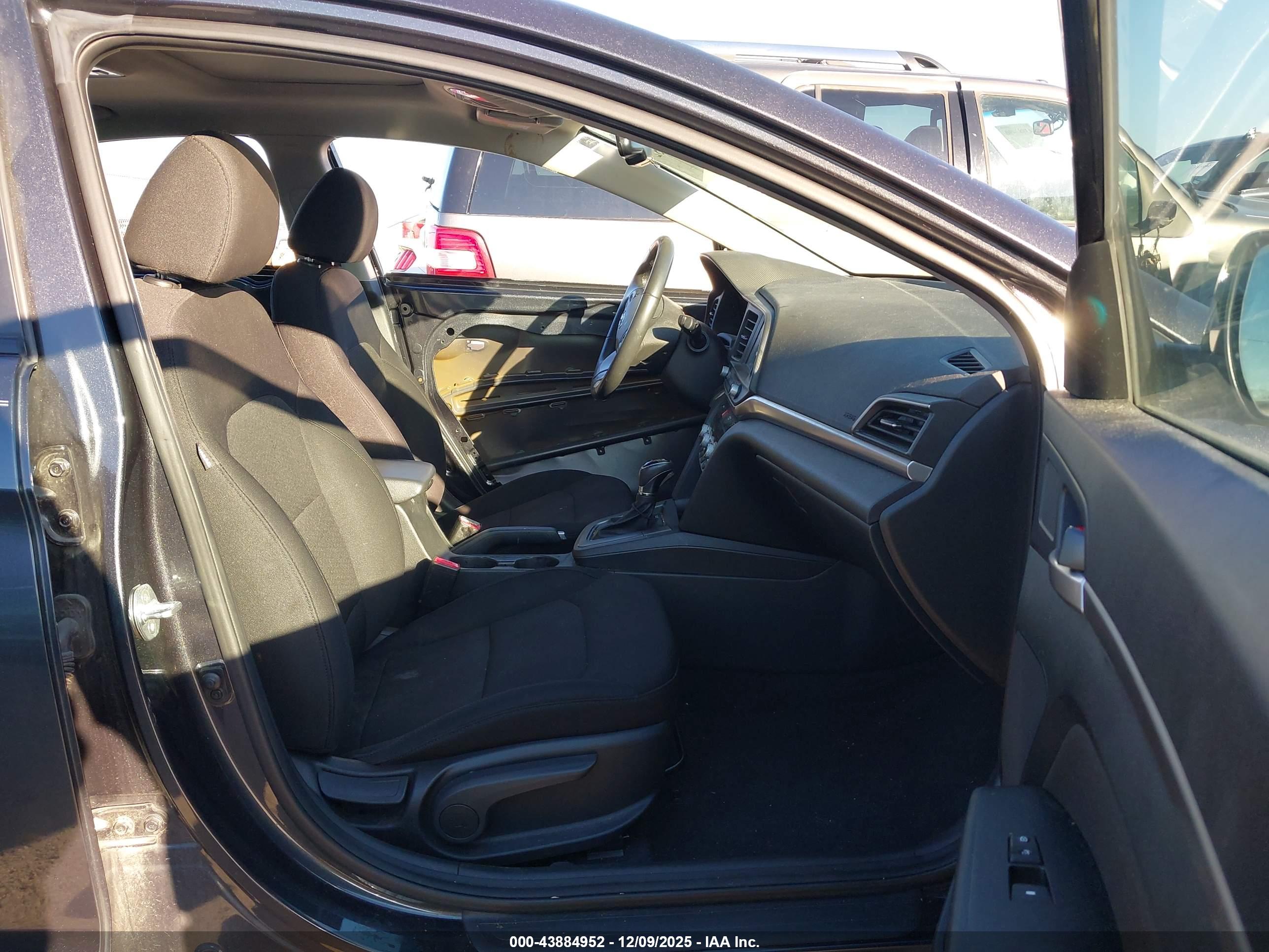 HYUNDAI ELANTRA image 5