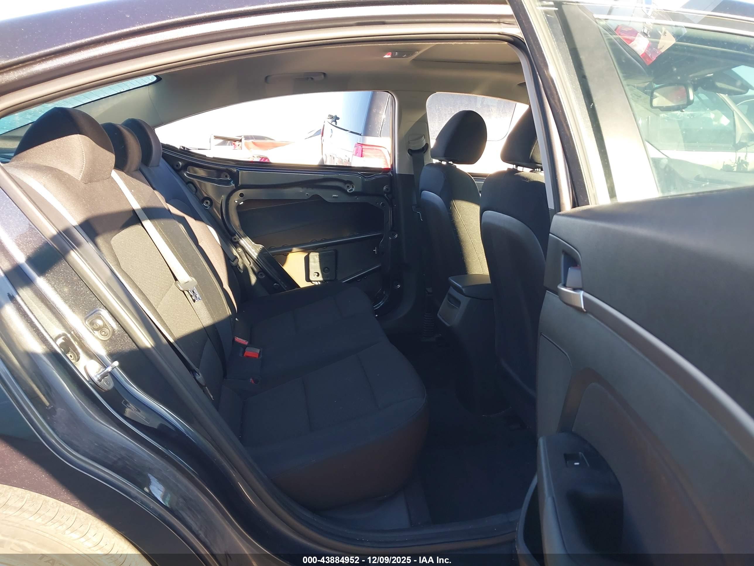 HYUNDAI ELANTRA image 8