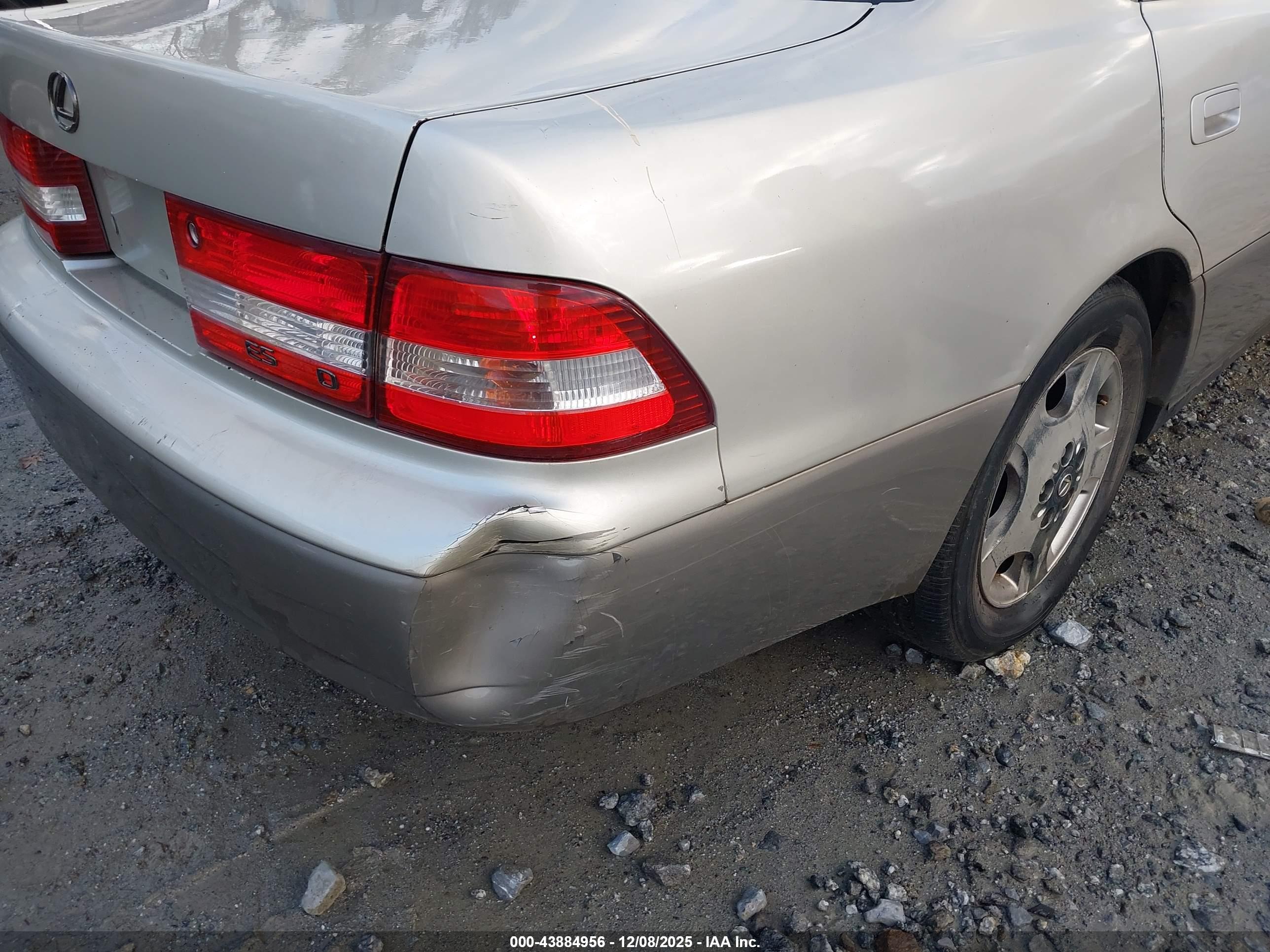 LEXUS ES image 6