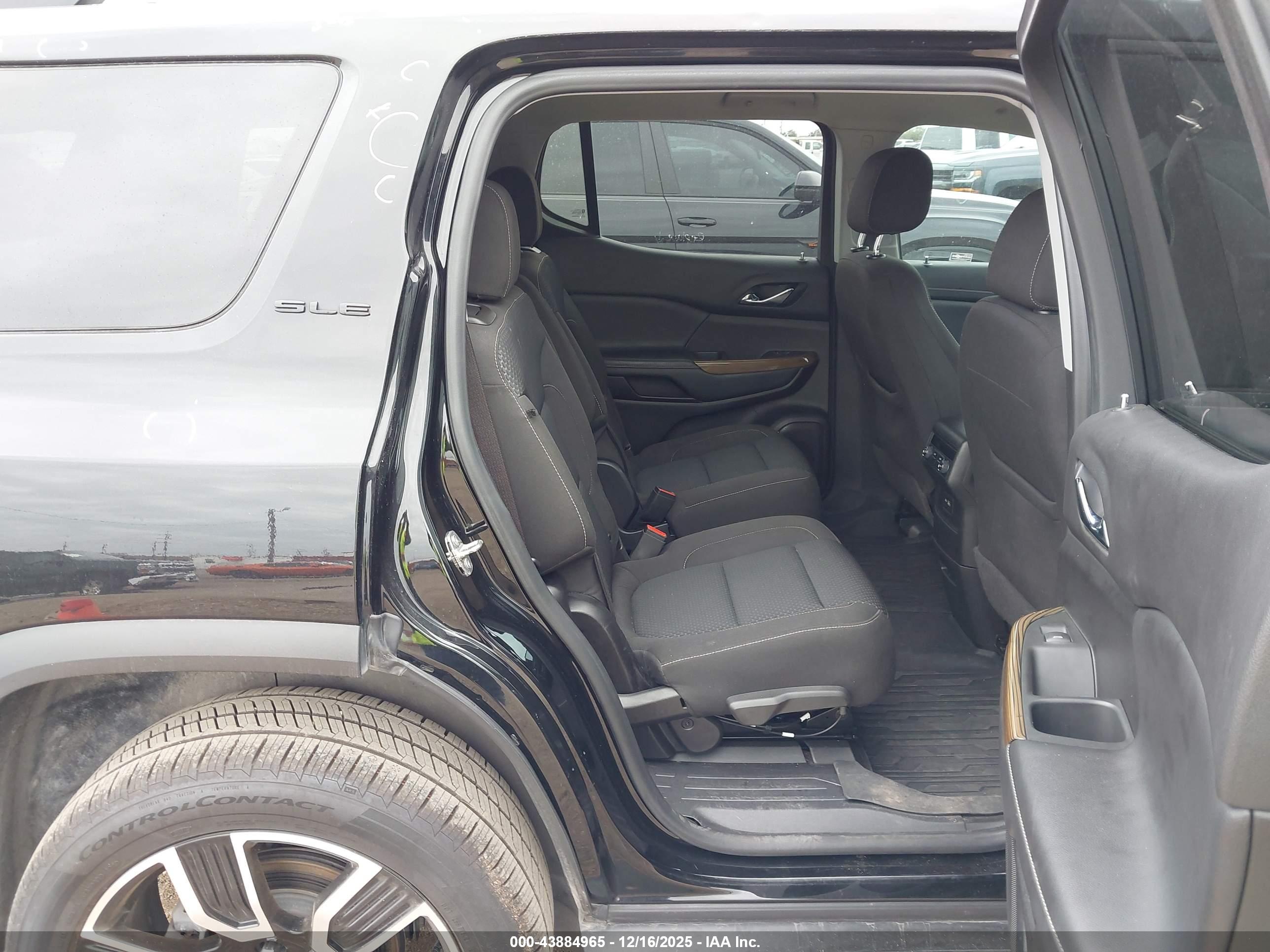GMC ACADIA image 8
