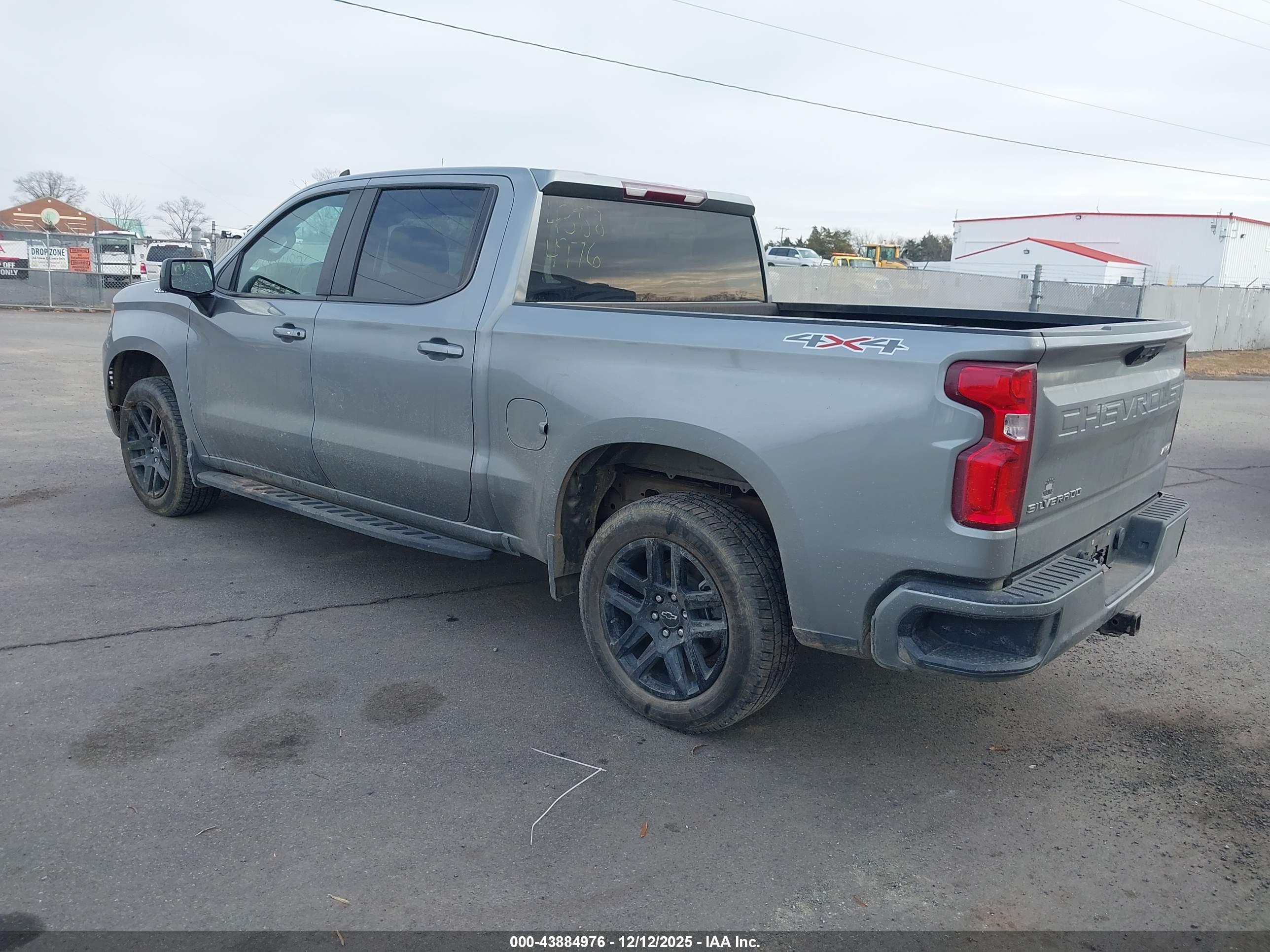 CHEVROLET SILVERADO image 3