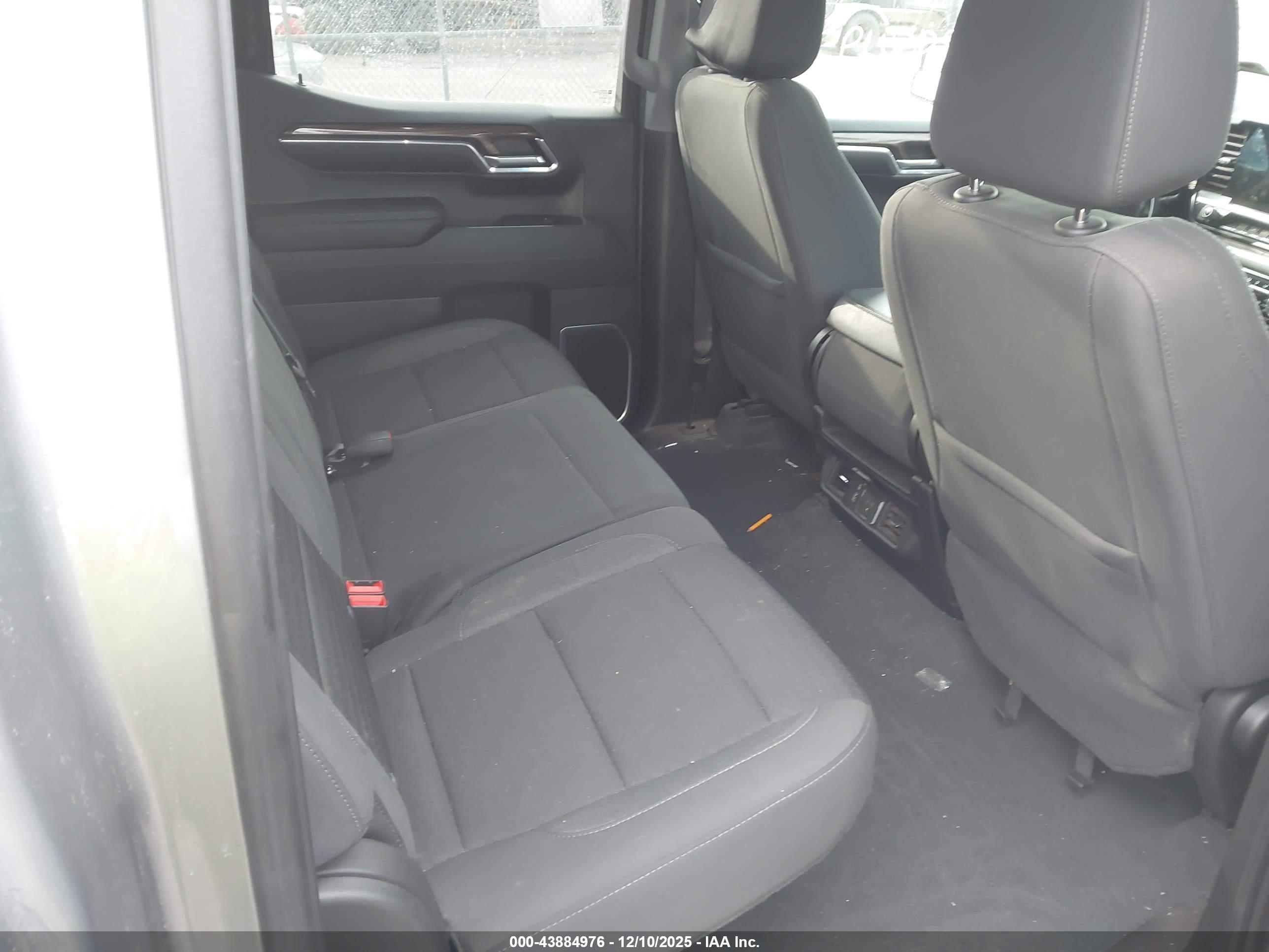CHEVROLET SILVERADO image 8