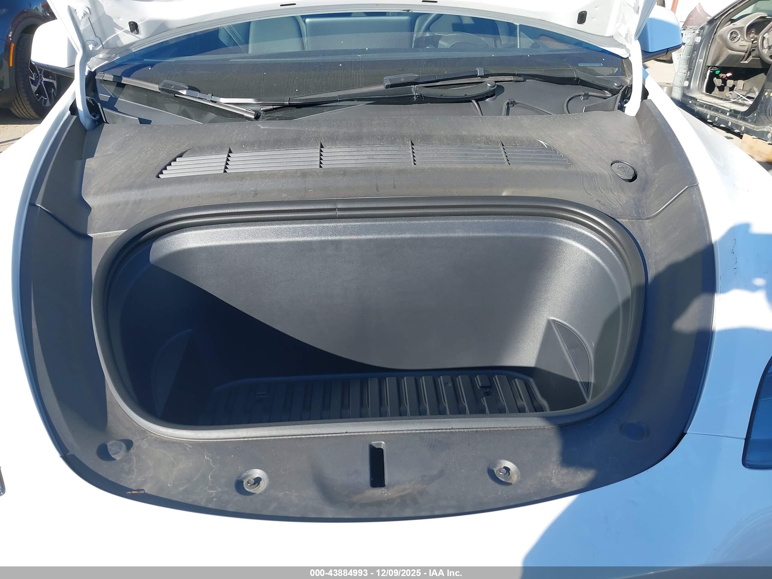 TESLA MODEL image 10