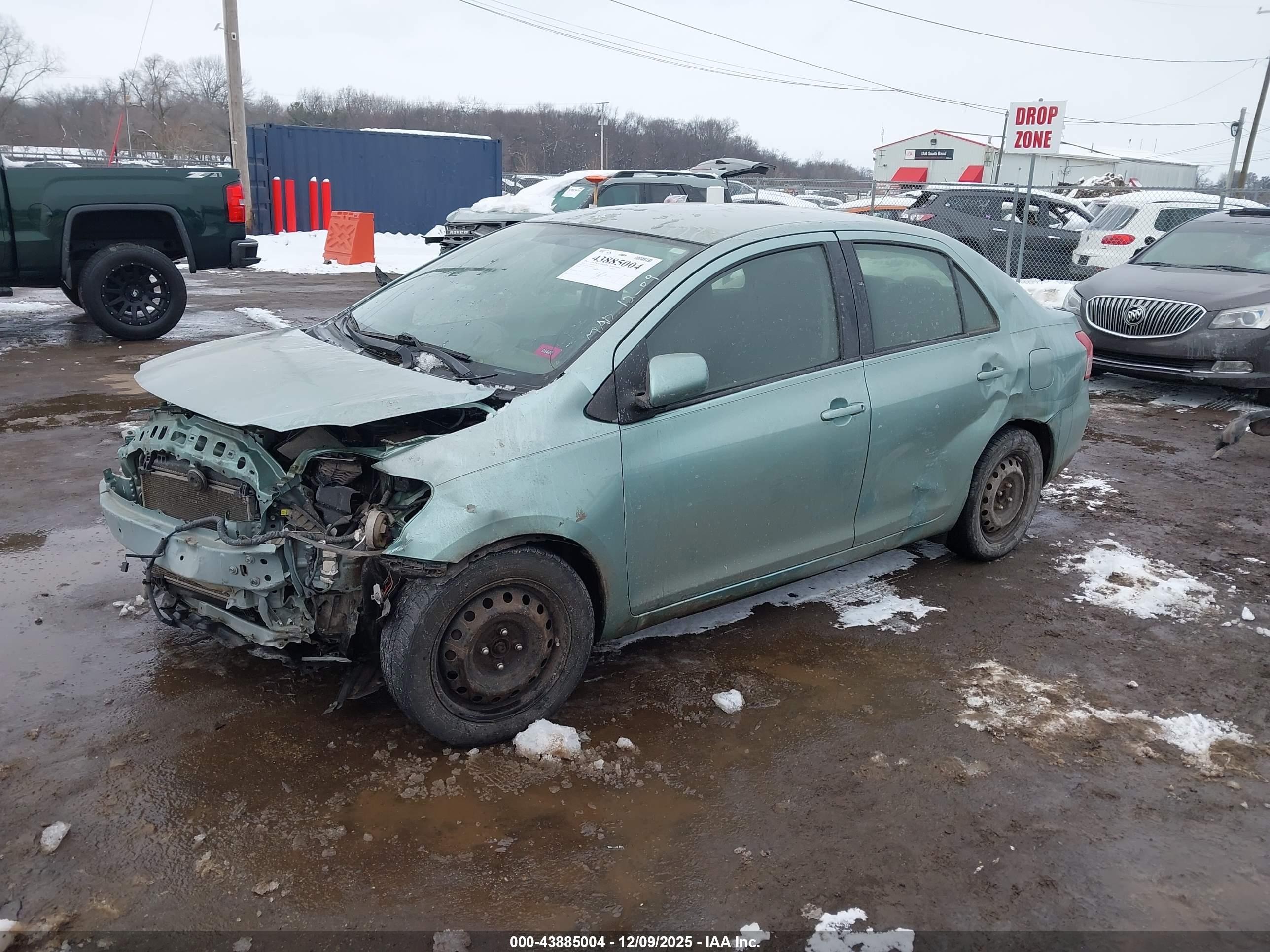 TOYOTA YARIS image 2