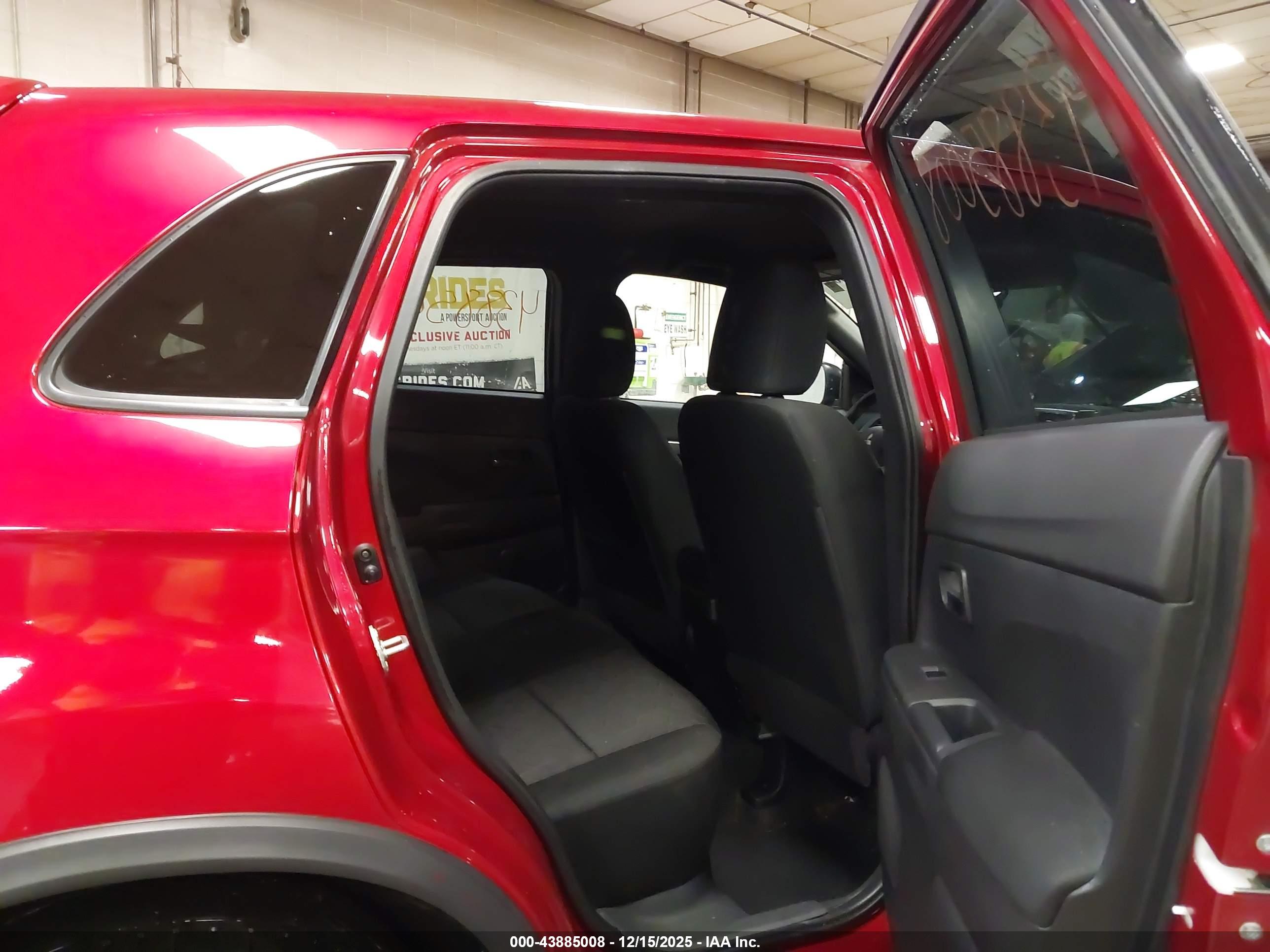 MITSUBISHI OUTLANDER image 8