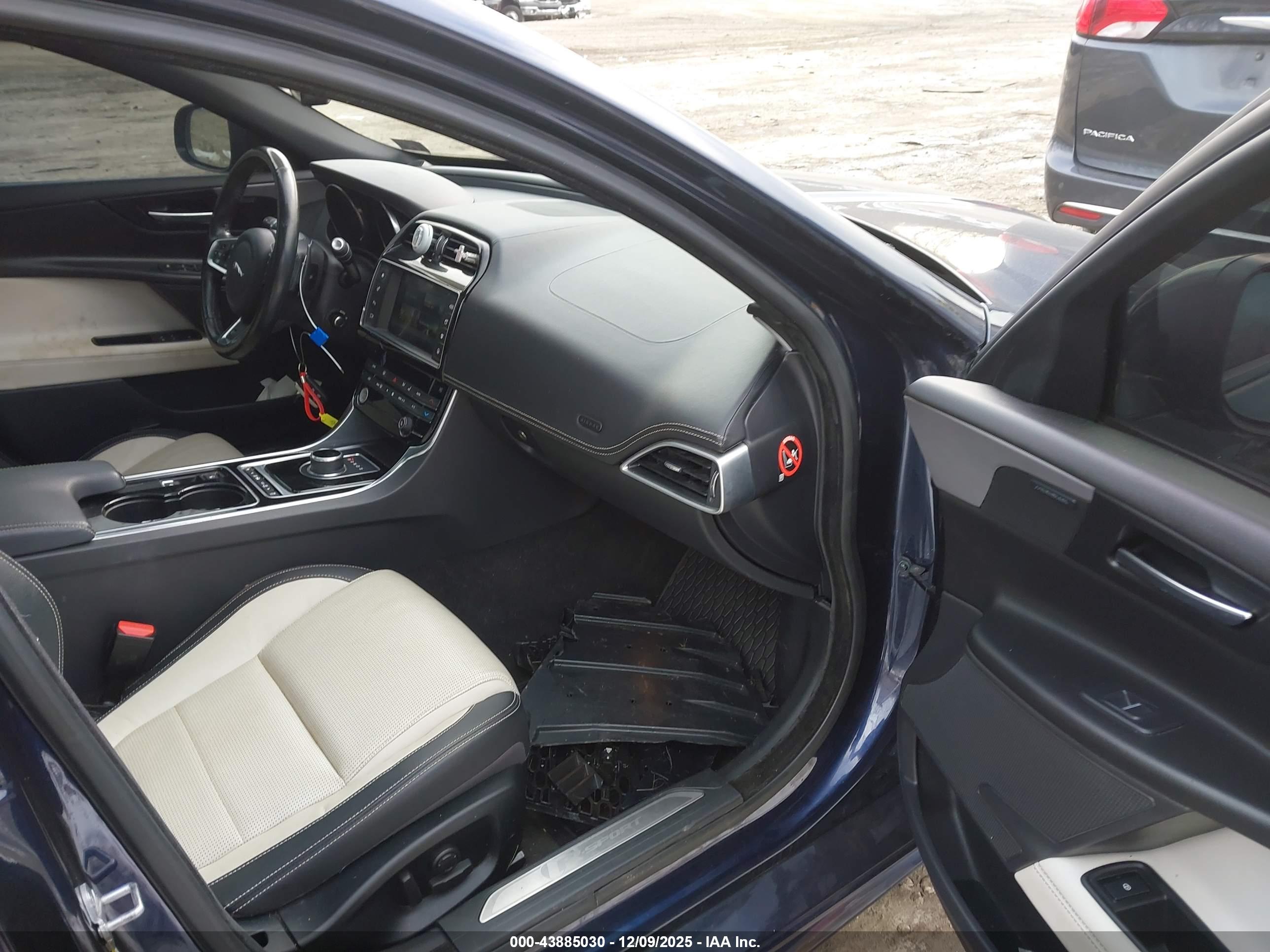 JAGUAR XE image 5