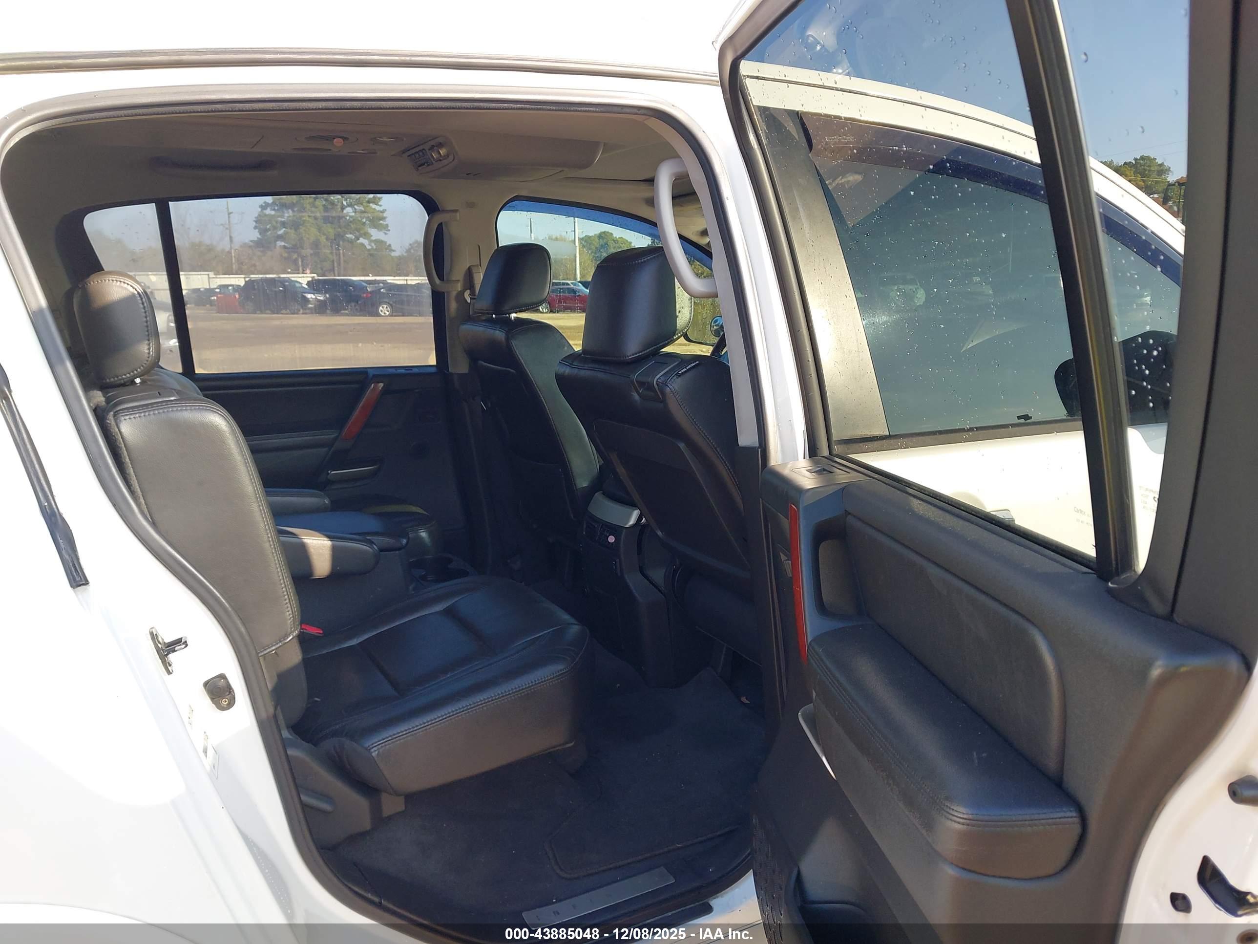 INFINITI QX56 image 8