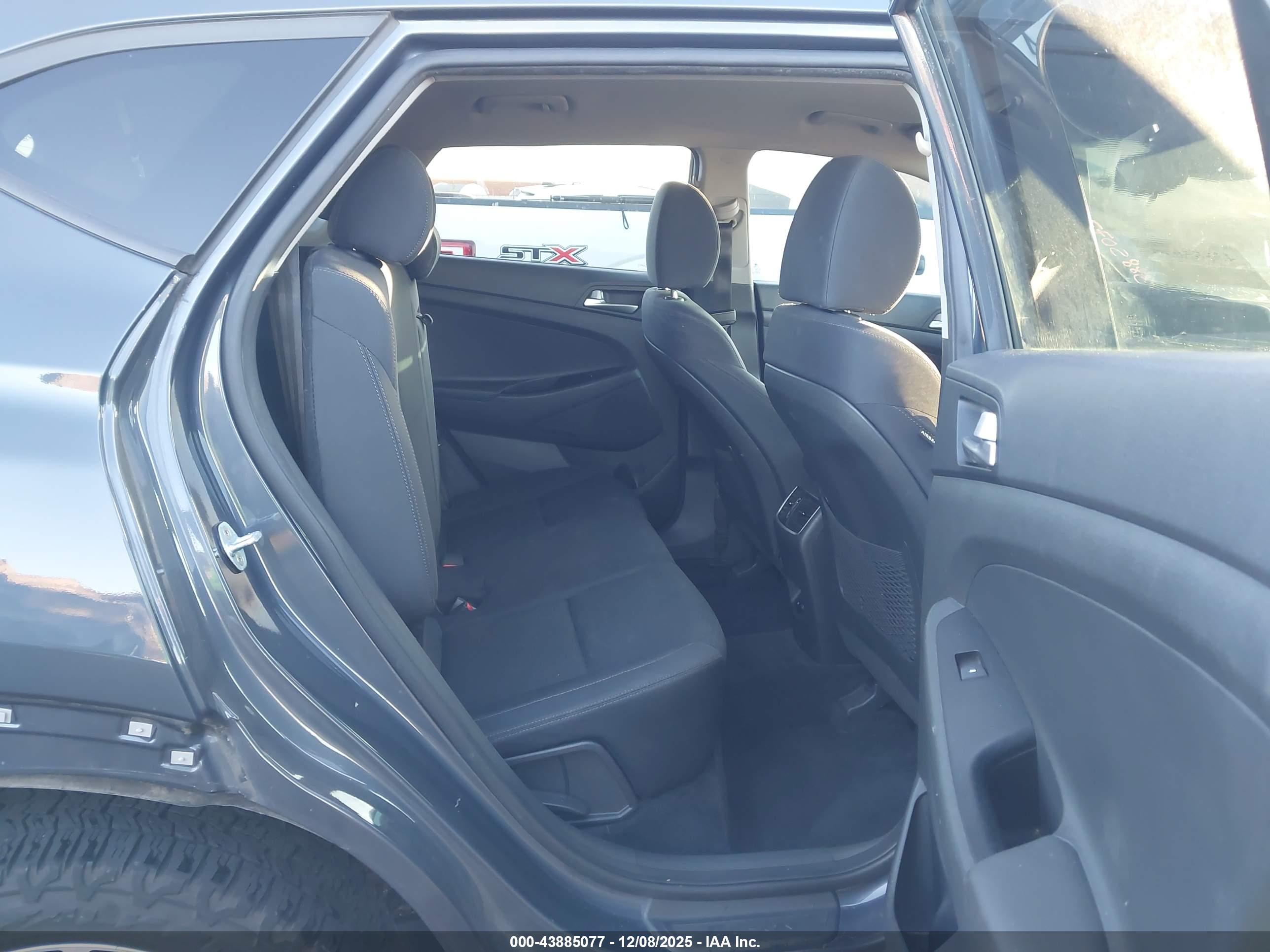 HYUNDAI TUCSON image 8
