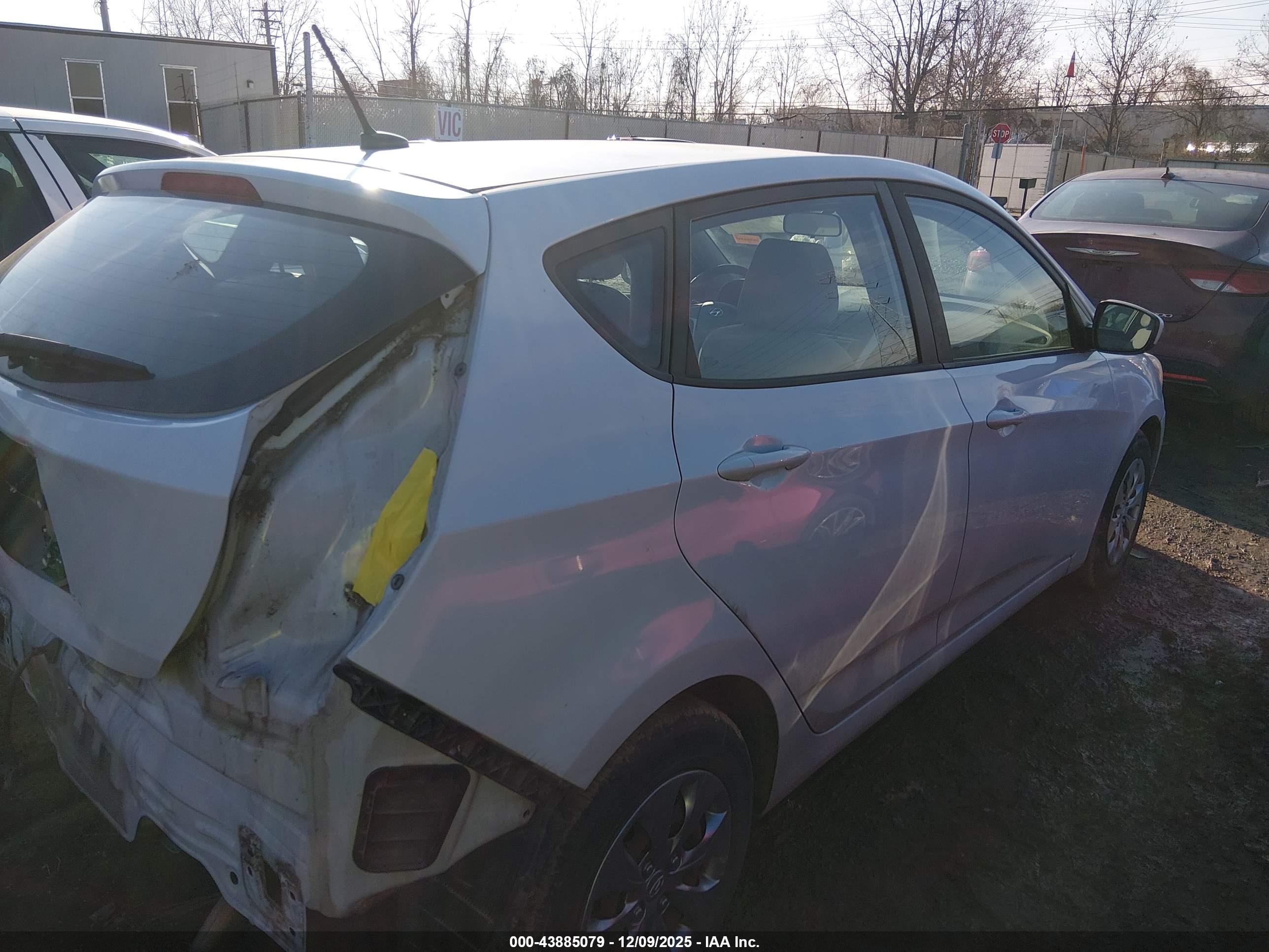 HYUNDAI ACCENT image 4