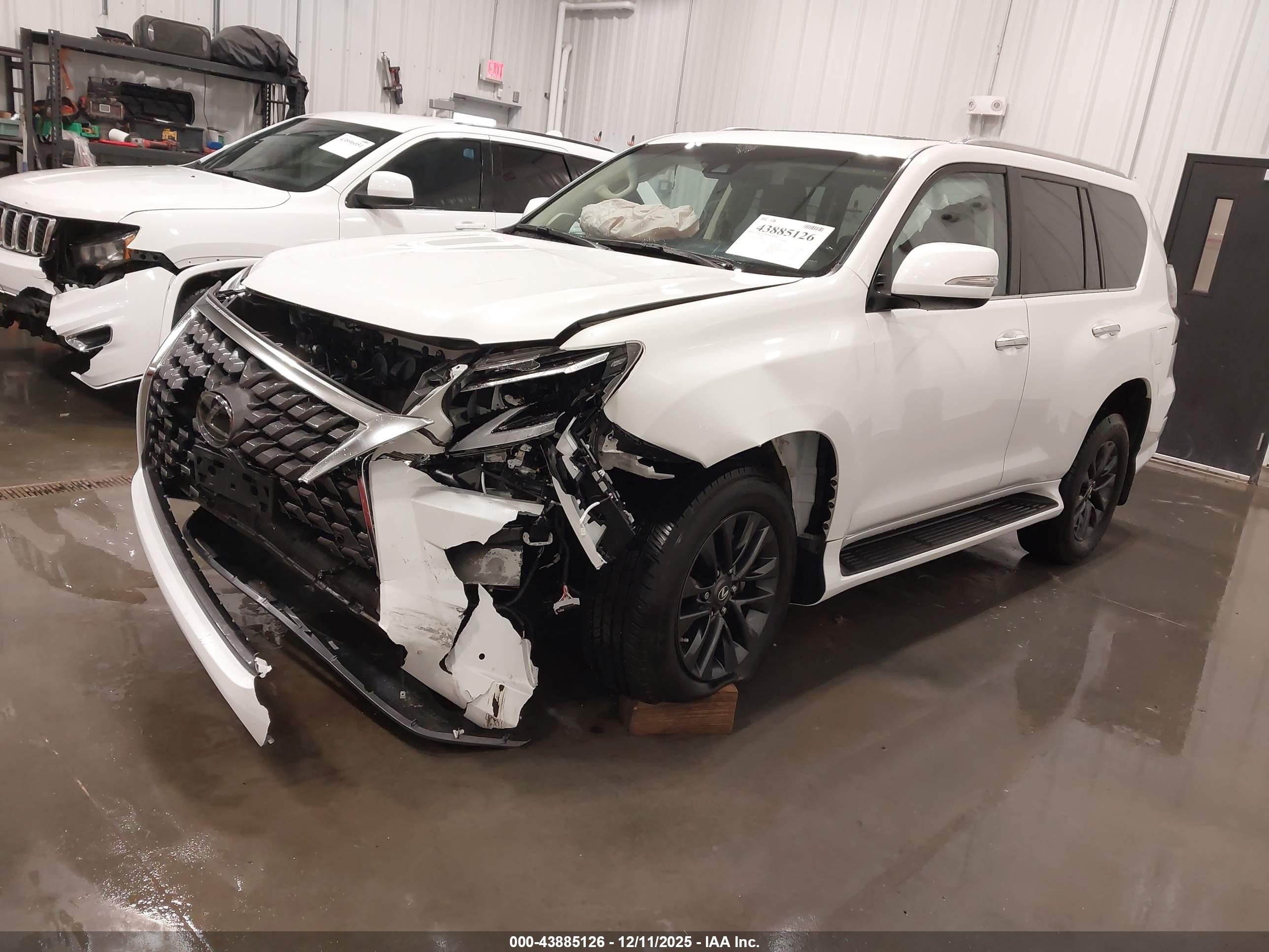 LEXUS GX image 2