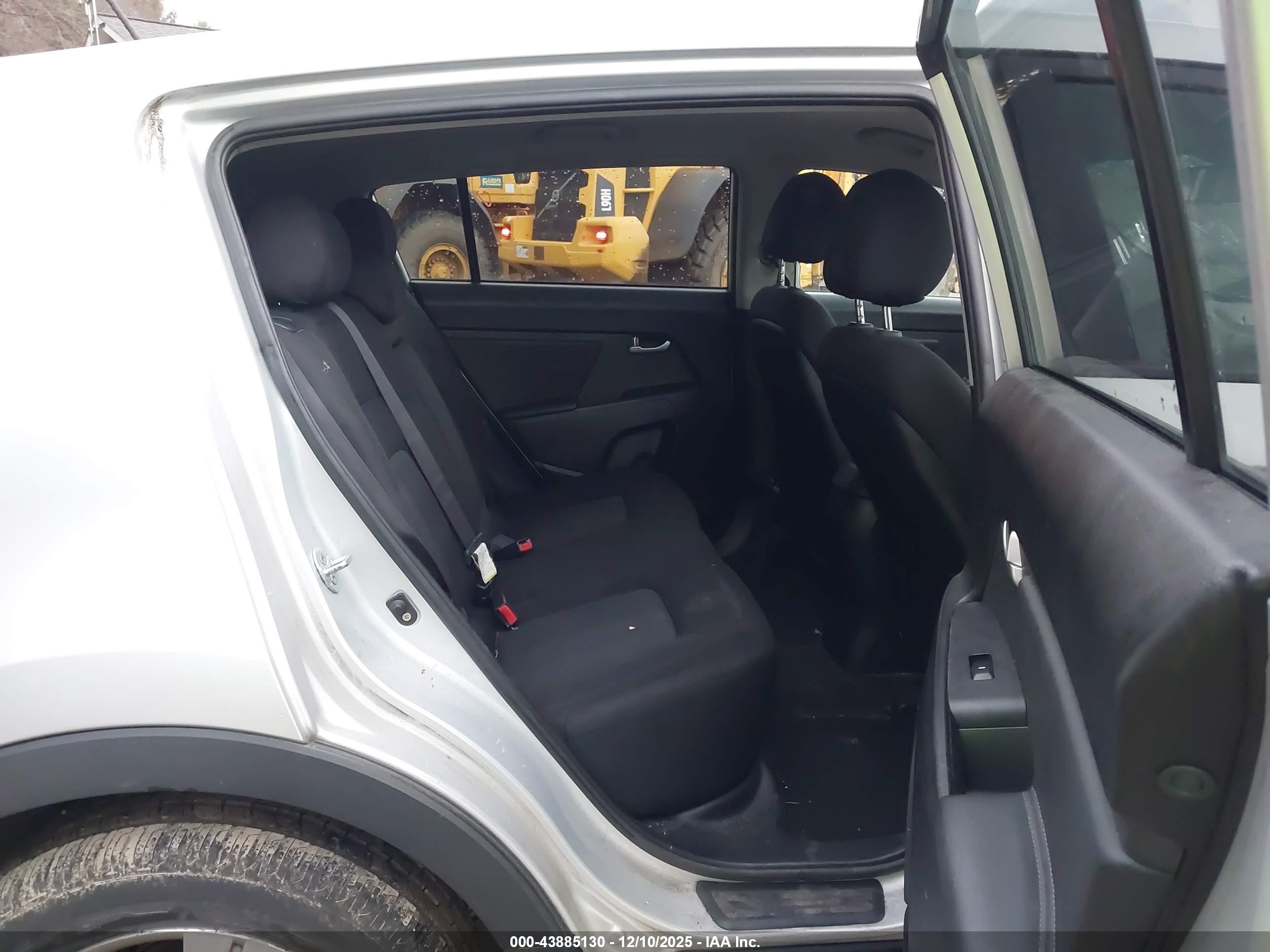 KIA SPORTAGE image 8
